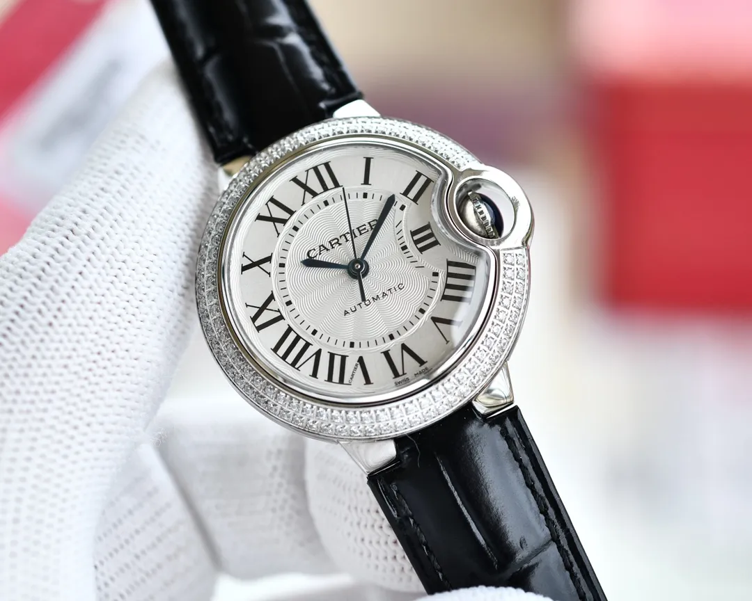 【High-end replica】💰1920! Cartier Blue Balloon Taiwan Factory Blue Balloon, 33 Mechanical Japanese Machinery recently launched the pin buckle series, (look for the bottom cover code 745565xx3489). This series of watches is famous for its delicate style and elegant style in the Cartier watchmaking industry. Of course, this watch must have such characteristics. The color of the stainless steel case makes the watch as light as a balloon, and the blue crown seems to have disobediently deviated from the original planned trajectory, like a playful couple. The Roman numerals on the dial look retro and deep, decorated with guilloche patterns and sword-shaped hands. The entire watch gives people a delicate and considerate feel. Isn’t this what couples need? Built-in: Japan's Citizen fully automatic machine, also with Swiss quartz, water drop (fish eye bubble) sapphire glass mirror, highly waterproof, burnt steel blue pointer color, curvature shape of the crown