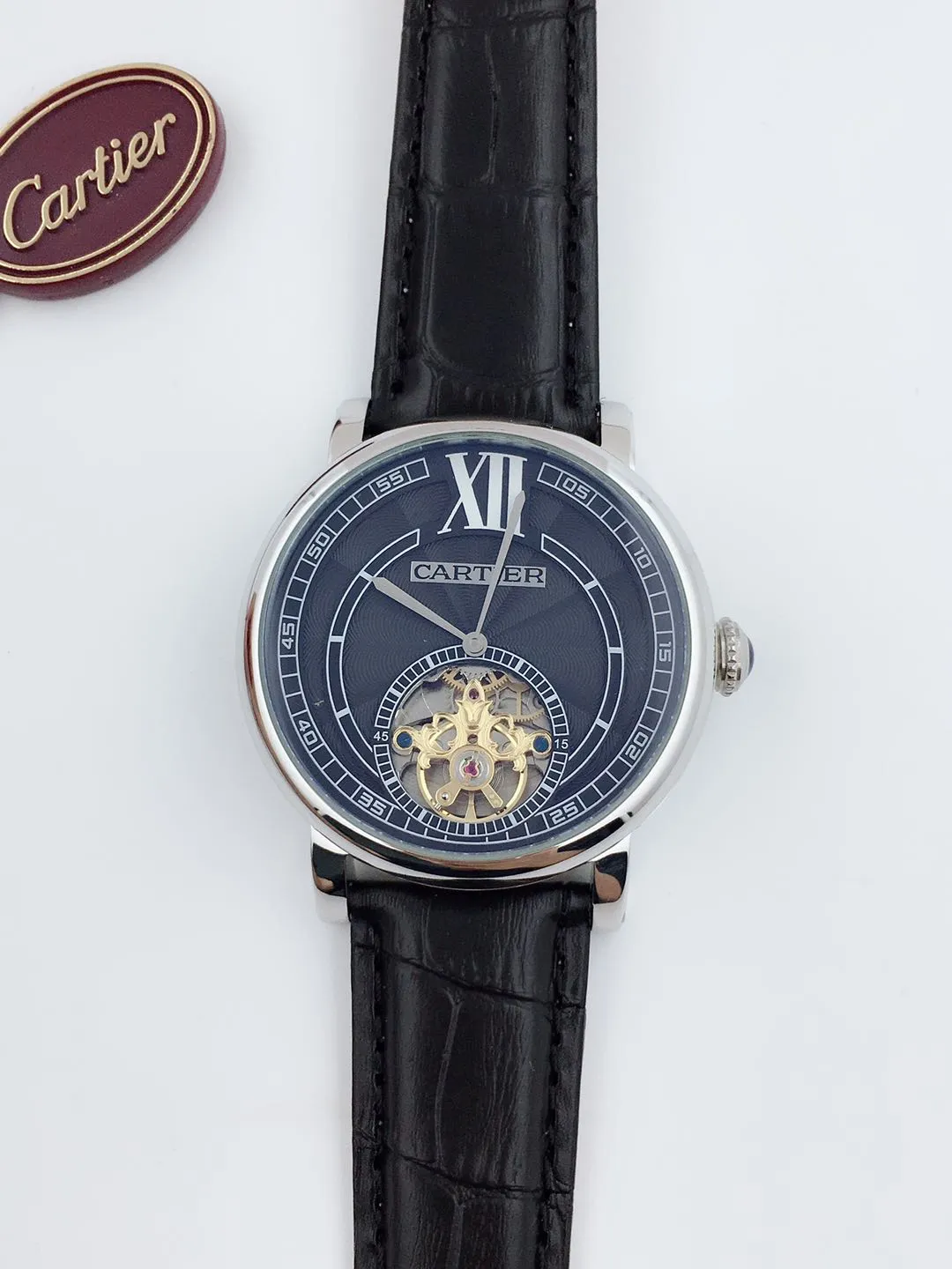 【Foreign Trade Import】💰1240 each! Cartier men's mechanical business casual watch. The enlarged Roman numeral design at 12 o'clock allows people to read the time from a different angle. The exquisite lin pattern dial design contains the most essential and profound charm of men. The stylish hollow dial design allows a clear view of the movement of the movement. The back-through design fully demonstrates the movement of the gears. It records the rhythm of life on the wrist and quietly listens to the pulse of the soul.