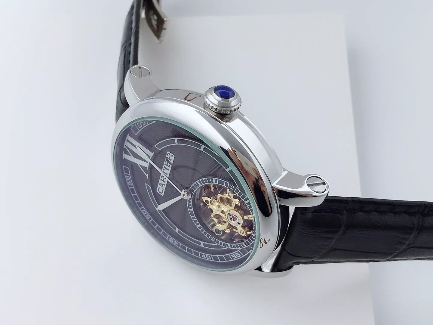 【Foreign Trade Import】💰1240 each! Cartier men's mechanical business casual watch. The enlarged Roman numeral design at 12 o'clock allows people to read the time from a different angle. The exquisite lin pattern dial design contains the most essential and profound charm of men. The stylish hollow dial design allows a clear view of the movement of the movement. The back-through design fully demonstrates the movement of the gears. It records the rhythm of life on the wrist and quietly listens to the pulse of the soul.