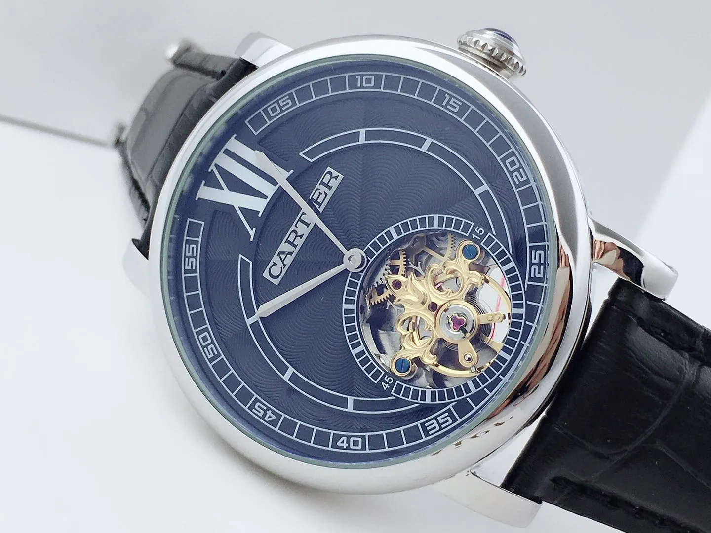 【Foreign Trade Import】💰1240 each! Cartier men's mechanical business casual watch. The enlarged Roman numeral design at 12 o'clock allows people to read the time from a different angle. The exquisite lin pattern dial design contains the most essential and profound charm of men. The stylish hollow dial design allows a clear view of the movement of the movement. The back-through design fully demonstrates the movement of the gears. It records the rhythm of life on the wrist and quietly listens to the pulse of the soul.
