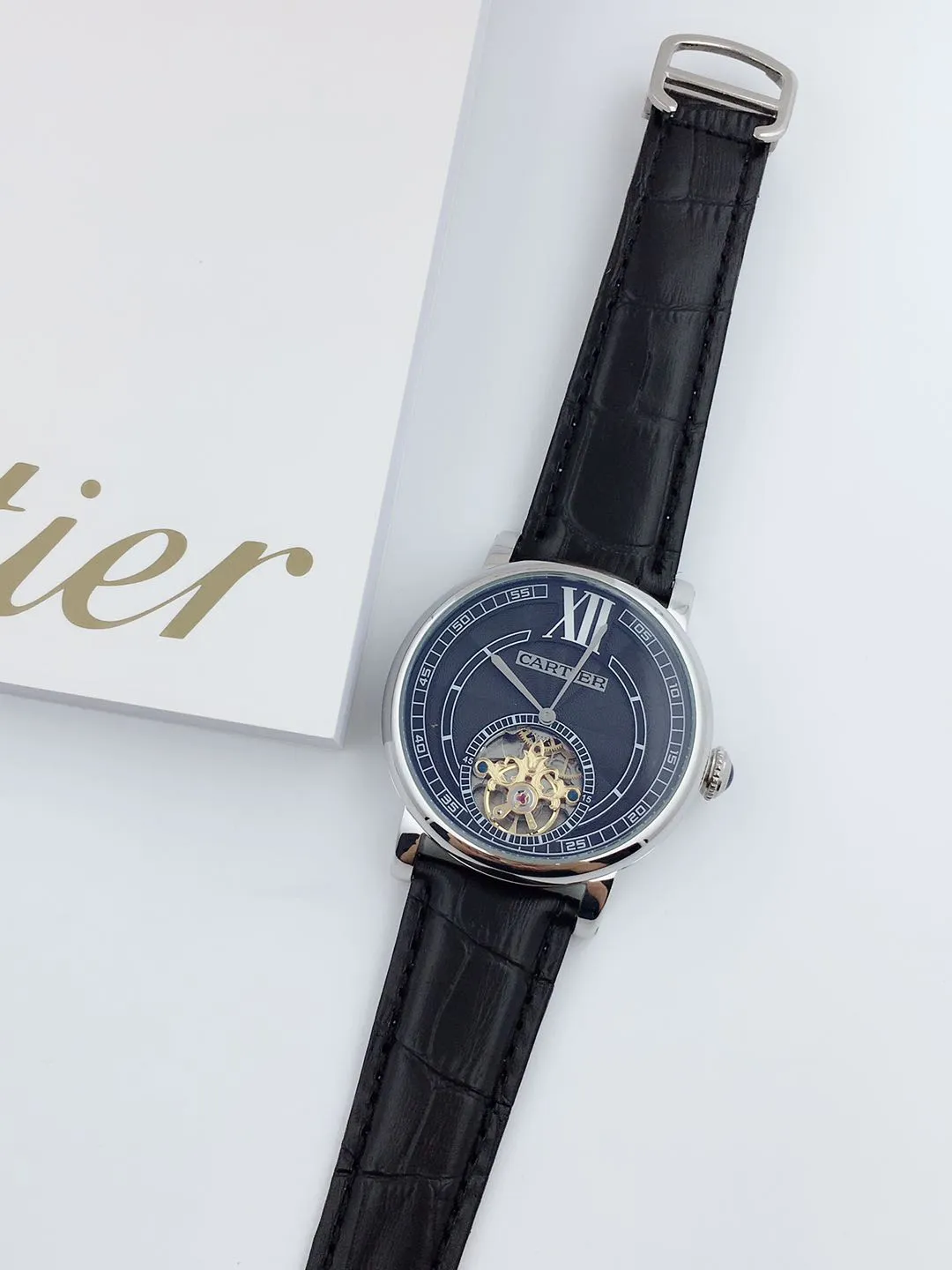 【Foreign Trade Import】💰1240 each! Cartier men's mechanical business casual watch. The enlarged Roman numeral design at 12 o'clock allows people to read the time from a different angle. The exquisite lin pattern dial design contains the most essential and profound charm of men. The stylish hollow dial design allows a clear view of the movement of the movement. The back-through design fully demonstrates the movement of the gears. It records the rhythm of life on the wrist and quietly listens to the pulse of the soul.