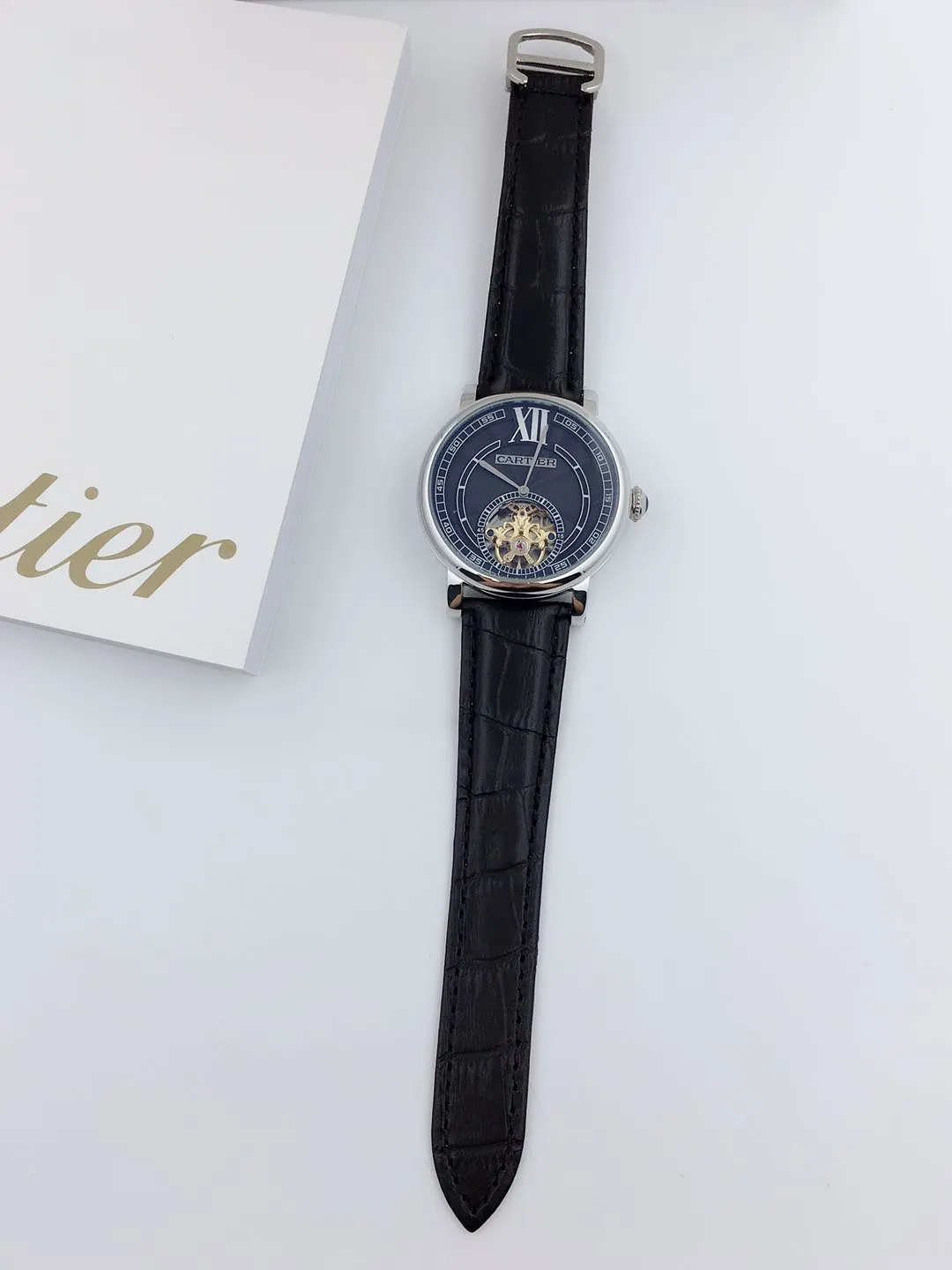 【Foreign Trade Import】💰1240 each! Cartier men's mechanical business casual watch. The enlarged Roman numeral design at 12 o'clock allows people to read the time from a different angle. The exquisite lin pattern dial design contains the most essential and profound charm of men. The stylish hollow dial design allows a clear view of the movement of the movement. The back-through design fully demonstrates the movement of the gears. It records the rhythm of life on the wrist and quietly listens to the pulse of the soul.