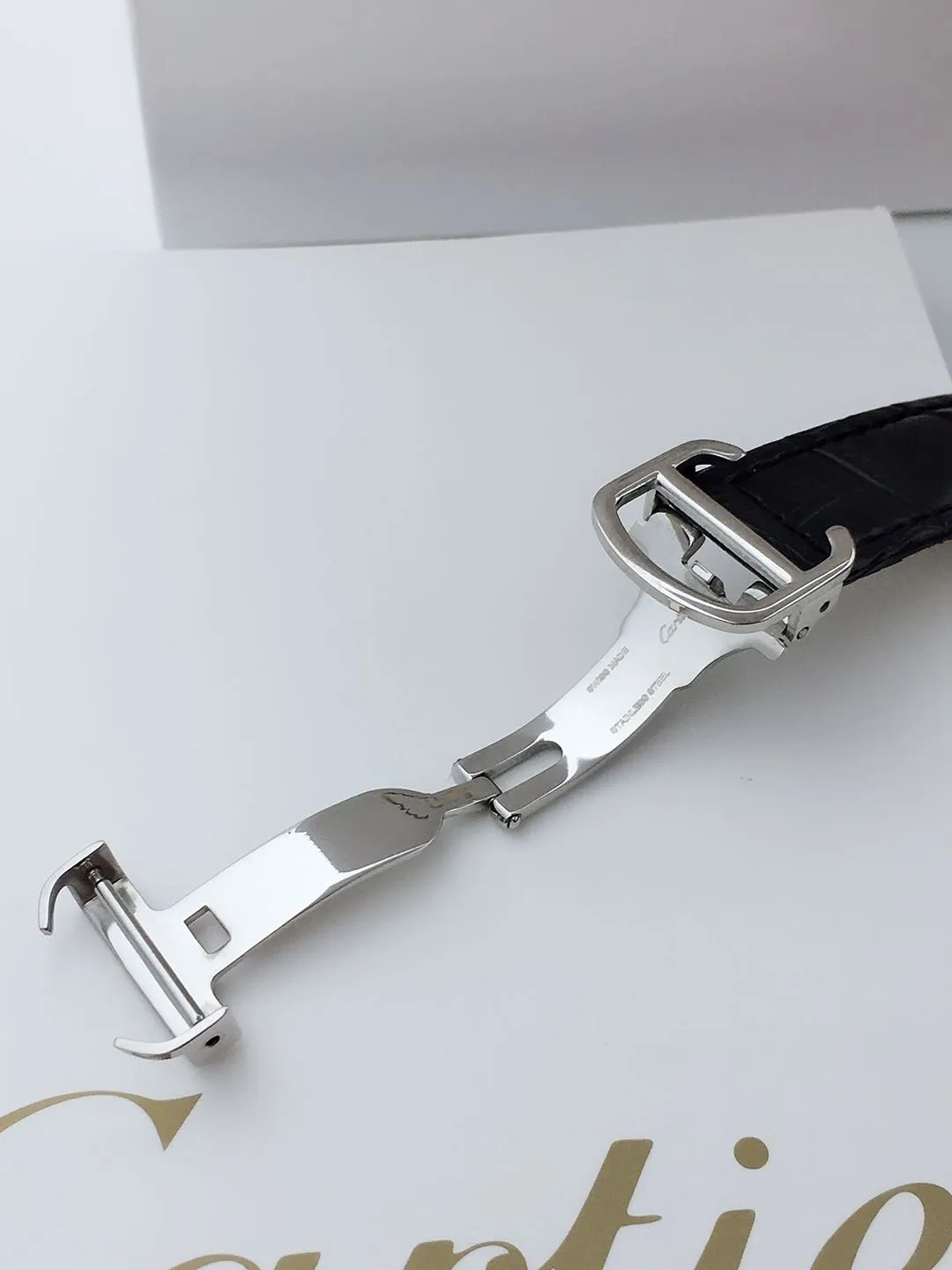 【Foreign Trade Import】💰1240 each! Cartier men's mechanical business casual watch. The enlarged Roman numeral design at 12 o'clock allows people to read the time from a different angle. The exquisite lin pattern dial design contains the most essential and profound charm of men. The stylish hollow dial design allows a clear view of the movement of the movement. The back-through design fully demonstrates the movement of the gears. It records the rhythm of life on the wrist and quietly listens to the pulse of the soul.