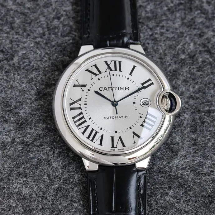 The 42 size upgraded version of the Taiwan factory is equipped with 2824 Ruijie, 1, dark yellow lettering, 2 baked blue hands, 3 original sand buckle, 4 centered handle, 5, obvious crescent. This series of watches is famous for its delicate style and elegant style in the Cartier watchmaking industry. Of course, this watch must have such characteristics. The color of the stainless steel case makes the watch as light as a balloon, and the blue crown seems to have disobediently deviated from the original planned trajectory, like a playful couple. The Roman numeral hour markers look retro and deep on the dial, decorated with guilloche patterns and sword-shaped hands. The entire watch gives people a delicate and considerate feel. Isn’t that what couples need? Waterdrop (fish eye bubble) sapphire glass mirror. Highly waterproof. Curved handle shape.