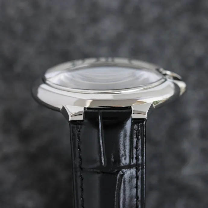 The 42 size upgraded version of the Taiwan factory is equipped with 2824 Ruijie, 1, dark yellow lettering, 2 baked blue hands, 3 original sand buckle, 4 centered handle, 5, obvious crescent. This series of watches is famous for its delicate style and elegant style in the Cartier watchmaking industry. Of course, this watch must have such characteristics. The color of the stainless steel case makes the watch as light as a balloon, and the blue crown seems to have disobediently deviated from the original planned trajectory, like a playful couple. The Roman numeral hour markers look retro and deep on the dial, decorated with guilloche patterns and sword-shaped hands. The entire watch gives people a delicate and considerate feel. Isn’t that what couples need? Waterdrop (fish eye bubble) sapphire glass mirror. Highly waterproof. Curved handle shape.