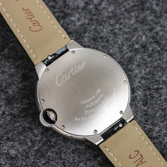 The 42 size upgraded version of the Taiwan factory is equipped with 2824 Ruijie, 1, dark yellow lettering, 2 baked blue hands, 3 original sand buckle, 4 centered handle, 5, obvious crescent. This series of watches is famous for its delicate style and elegant style in the Cartier watchmaking industry. Of course, this watch must have such characteristics. The color of the stainless steel case makes the watch as light as a balloon, and the blue crown seems to have disobediently deviated from the original planned trajectory, like a playful couple. The Roman numeral hour markers look retro and deep on the dial, decorated with guilloche patterns and sword-shaped hands. The entire watch gives people a delicate and considerate feel. Isn’t that what couples need? Waterdrop (fish eye bubble) sapphire glass mirror. Highly waterproof. Curved handle shape.
