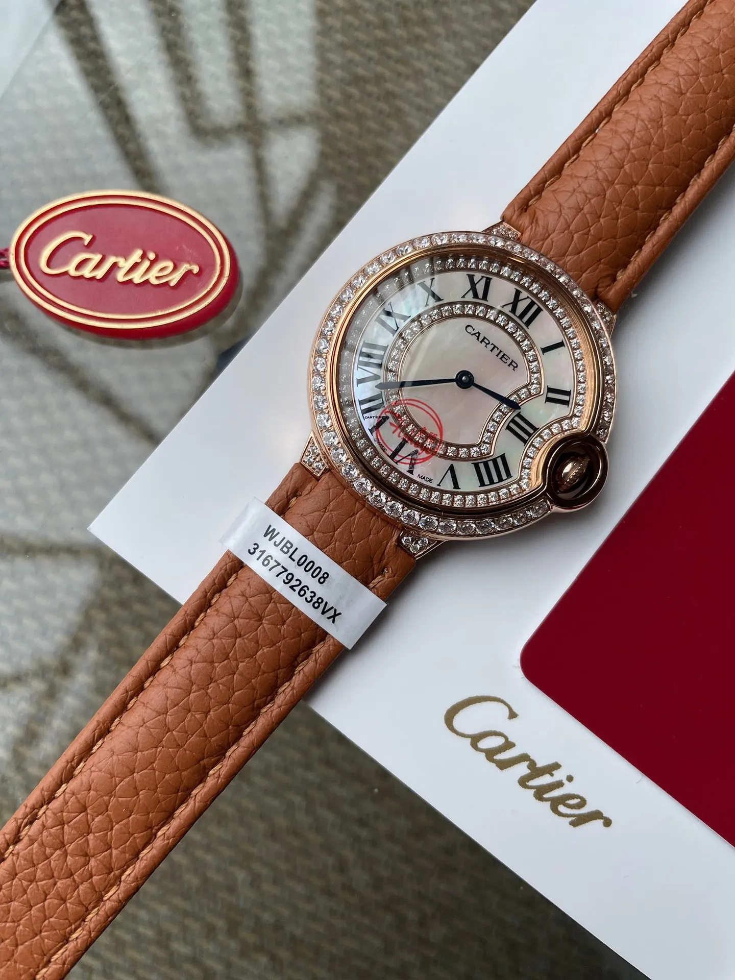 【High-end replica】💰1040! The Ballon Bleu de Cartier luxury watch series, with a versatile size of 36mm, is simple and unique in taste. It abandons the complicated and gorgeous decorations that are popular in modern times, reinterprets beauty with simplicity, and creates exclusive high quality. The dial is made of Swarovski crystal diamonds. The elegant, refined and noble temperament is fully displayed. The new crocodile pattern cowhide is more suitable for this winter. It is suitable for various high-end gathering occasions and is the best choice for matching with various sweaters and furs~~