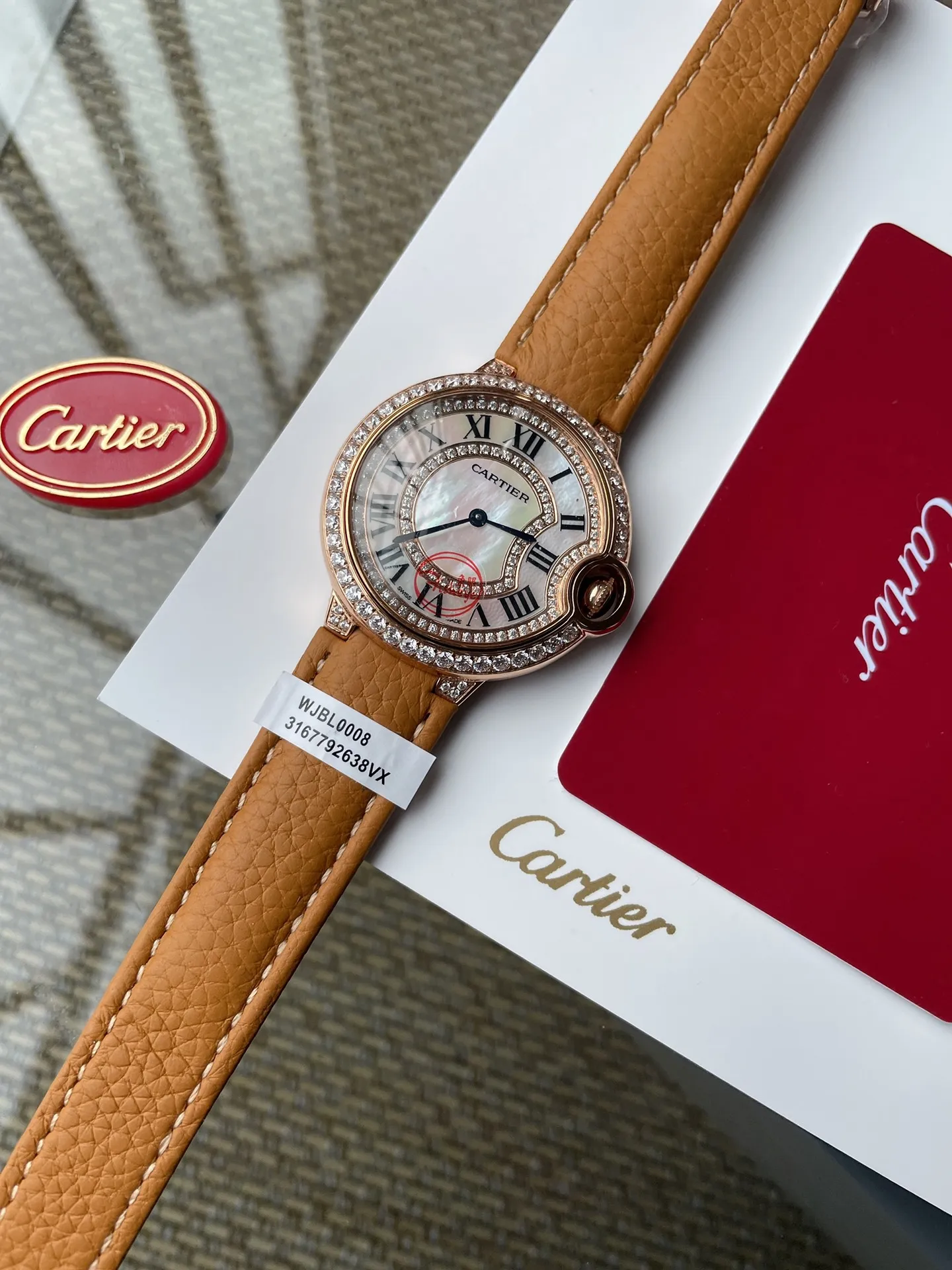【High-end replica】💰1040! The Ballon Bleu de Cartier luxury watch series, with a versatile size of 36mm, is simple and unique in taste. It abandons the complicated and gorgeous decorations that are popular in modern times, reinterprets beauty with simplicity, and creates exclusive high quality. The dial is made of Swarovski crystal diamonds. The elegant, refined and noble temperament is fully displayed. The new crocodile pattern cowhide is more suitable for this winter. It is suitable for various high-end gathering occasions and is the best choice for matching with various sweaters and furs~~
