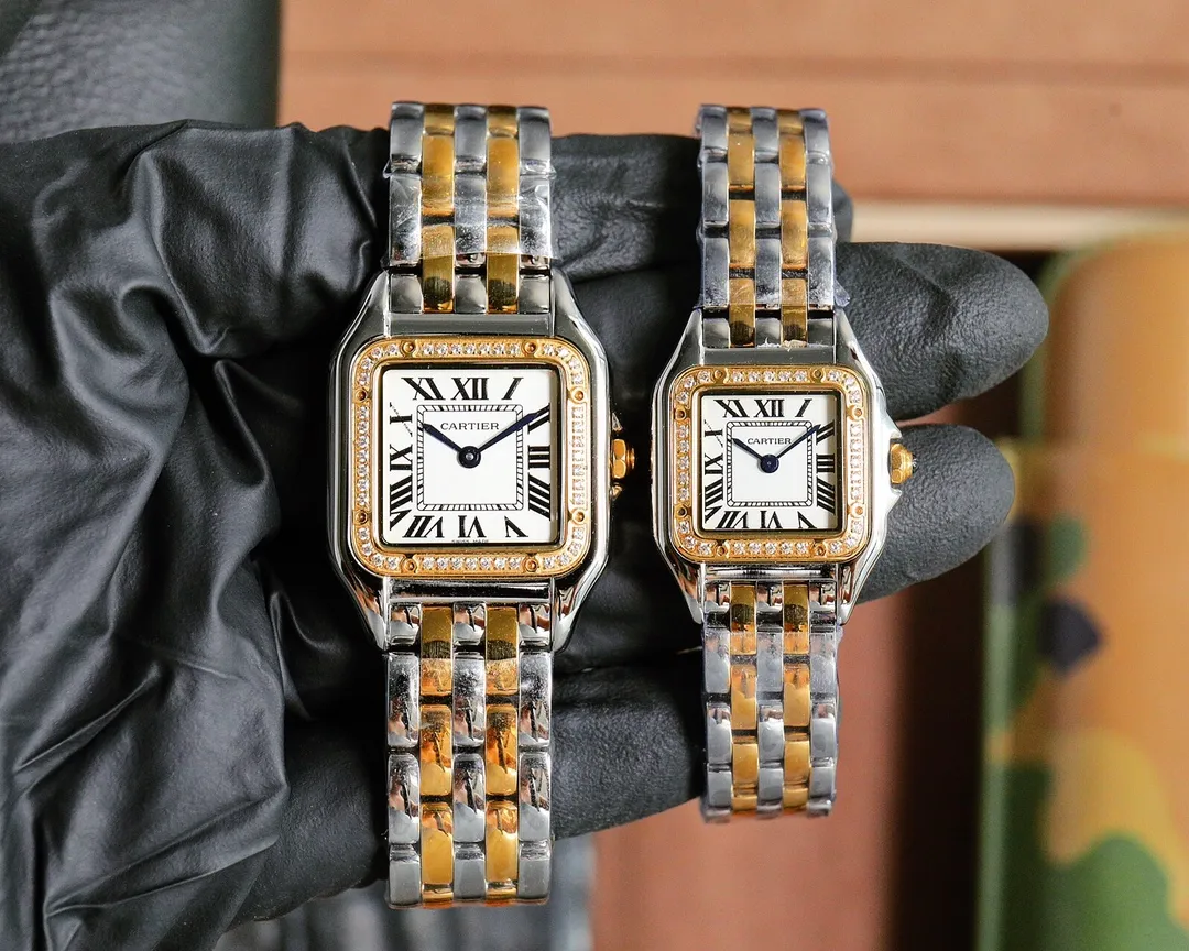 【High-end replica】💰1160! Top replica 💰Private chat! The Taiwanese Cartier Cheetah series is gorgeous and unruly, which is the aesthetic style conveyed by the Cheetah. Its lines are smooth, charming, soft and docile on the wrist, as if dancing on the skin. The unique shape highlights a mature, elegant, confident and attractive female image. The case is formed in one piece, the small size is equipped with Swiss 1032 movement, the medium size is equipped with Swiss movement 751, sapphire mirror, 316L stainless steel case, inlaid with diamonds, the head is inlaid with a blue spinel, sword-shaped blued steel hands, 100% three-degree waterproof, size: 27 x 37 mm, 22*30 mm, two sizes. The pictures were taken as top replica real shots!