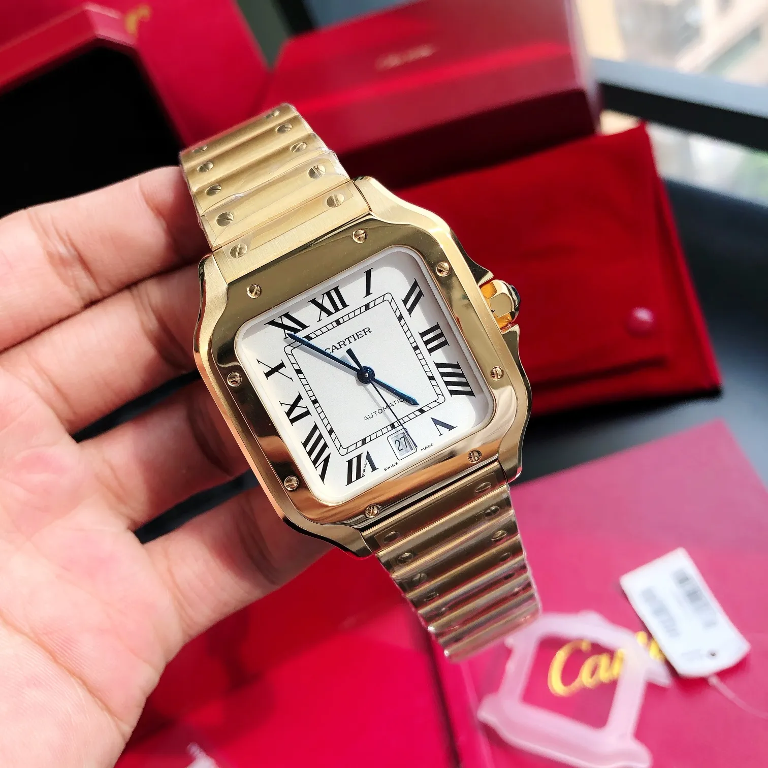 【High-end replica】💰1300! 【Customized all-in-one machine】💰1900! 【Top Replica】💰Private chat! The Cartier Santos de Cartier watch can be said to be the world's first real watch. It has a history of a hundred years. In 1904, Cartier launched a watch that could be worn on the wrist and named it after his close friend Santos. This is the origin of the Santos watch. The so-called "watches" at that time were just some "expedient" watches, which were pocket watches tied to the wrist, with the crown still at 12 o'clock! Santos' pioneering design places the crown at 3 o'clock and inlays a natural spinel on the crown. The blue light has captured the hearts of countless consumers to this day. What I bring to you today is the latest upgraded version of Santos in 2018. It has a new technology upgraded quick-release device. You can remove and remove the strap with just a tap of your bare hands without any tools. The patented technology is unique. It has a 40mm watch diameter, equipped with an imported movement, sapphire mirror, and 100m waterproof. The pictures were taken as top replica real shots!