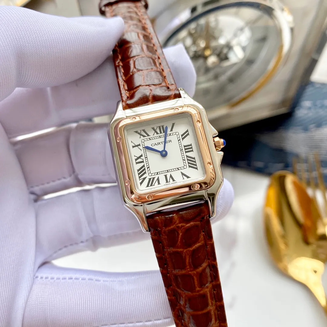 【Foreign trade import】💰1080! Cartier watches have many brilliant achievements in history! Upgraded version of crocodile pattern Italian calfskin strap 📛 One watch, one size! Cartier Panthère de Cartier cheetah watch, gorgeous and unruly, is the aesthetic style conveyed by Panthère de Cartier cheetah. Its lines are smooth, charming, soft and docile on the wrist, as if dancing on the skin. The unique shape highlights a mature, elegant, confident and attractive female image. The case is one-piece, 27mm medium size, equipped with original Swiss quartz movement, 316L stainless steel case, American high-gloss alligator leather strap, crown inlaid with a synthetic blue spinel, silver-plated dial, sword-shaped blue steel hands, 100% waterproof, hand in hand! Welcome to reprint!