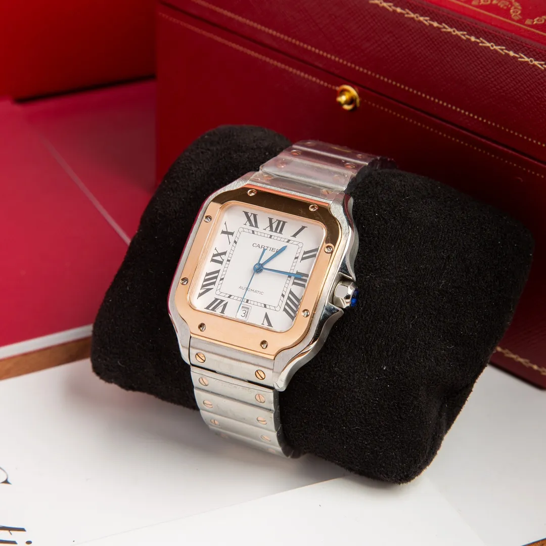 【High-end replica】💰1300! 【Customized all-in-one machine】💰1900! 【Top Replica】💰Private chat! The Cartier Santos de Cartier watch can be said to be the world's first real watch. It has a history of a hundred years. In 1904, Cartier launched a watch that could be worn on the wrist and named it after his close friend Santos. This is the origin of the Santos watch. The so-called "watches" at that time were just some "expedient" watches, which were pocket watches tied to the wrist, with the crown still at 12 o'clock! Santos' pioneering design places the crown at 3 o'clock and inlays a natural spinel on the crown. The blue light has captured the hearts of countless consumers to this day. What I bring to you today is the latest upgraded model of Santos in 2018. It has a new technology upgraded quick-release device. You can remove and remove the strap with just a tap of your hands without any tools. The patented technology is unique, 40mm watch diameter, equipped with original SW200 movement, sapphire glass, 100m waterproof, and shipped with the latest black box from the counter! Great gift for personal use