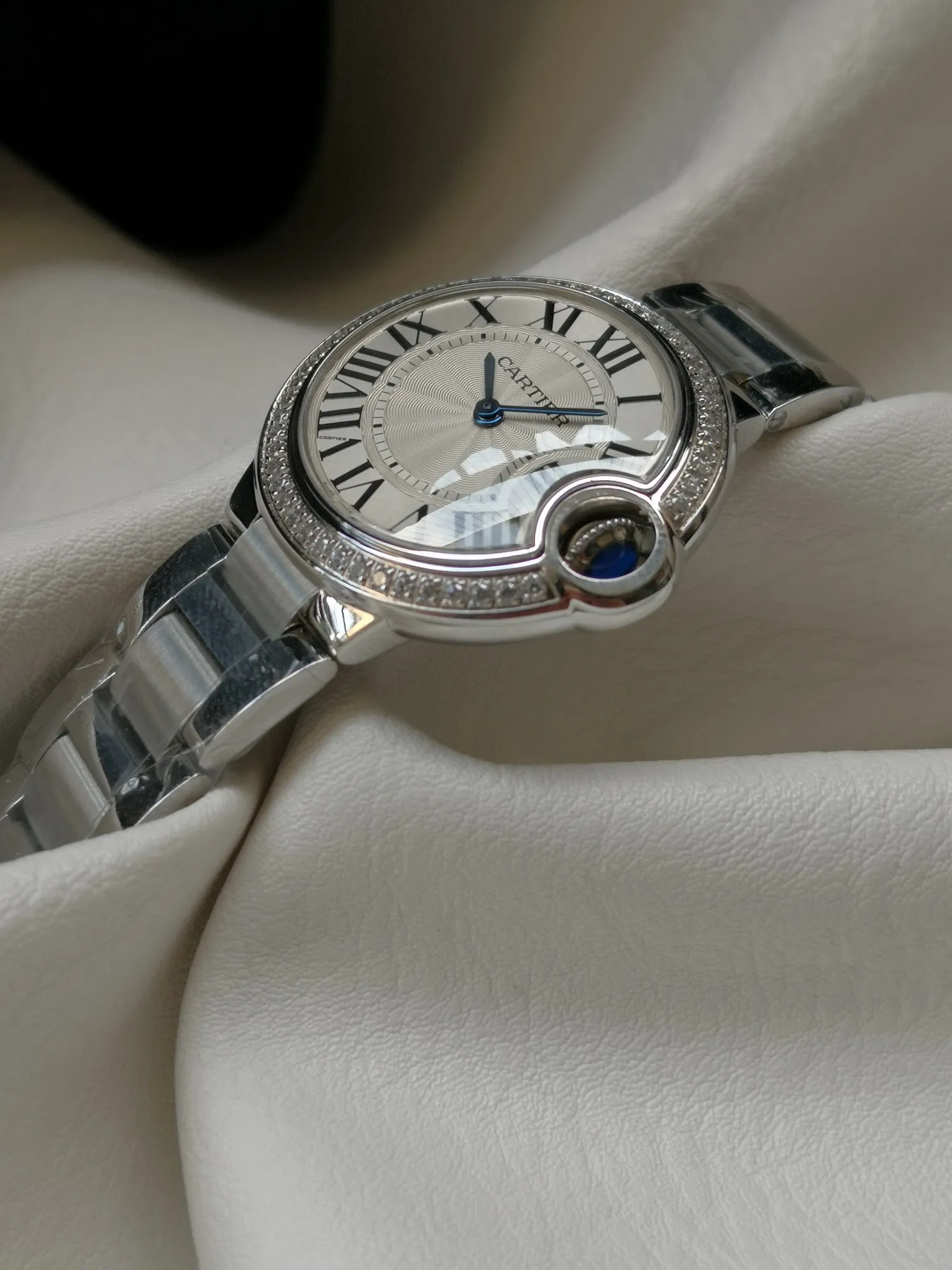 【High-end replica】💰1240! Taiwan factory 💰1840! Top replica 💰Private chat! Cartier Blue Balloon series watch (guilloché dial, sword-shaped blue steel hands, quartz, 33mm), pays tribute to the retrograde, God bless the world! This picture was taken as a top-notch replica!