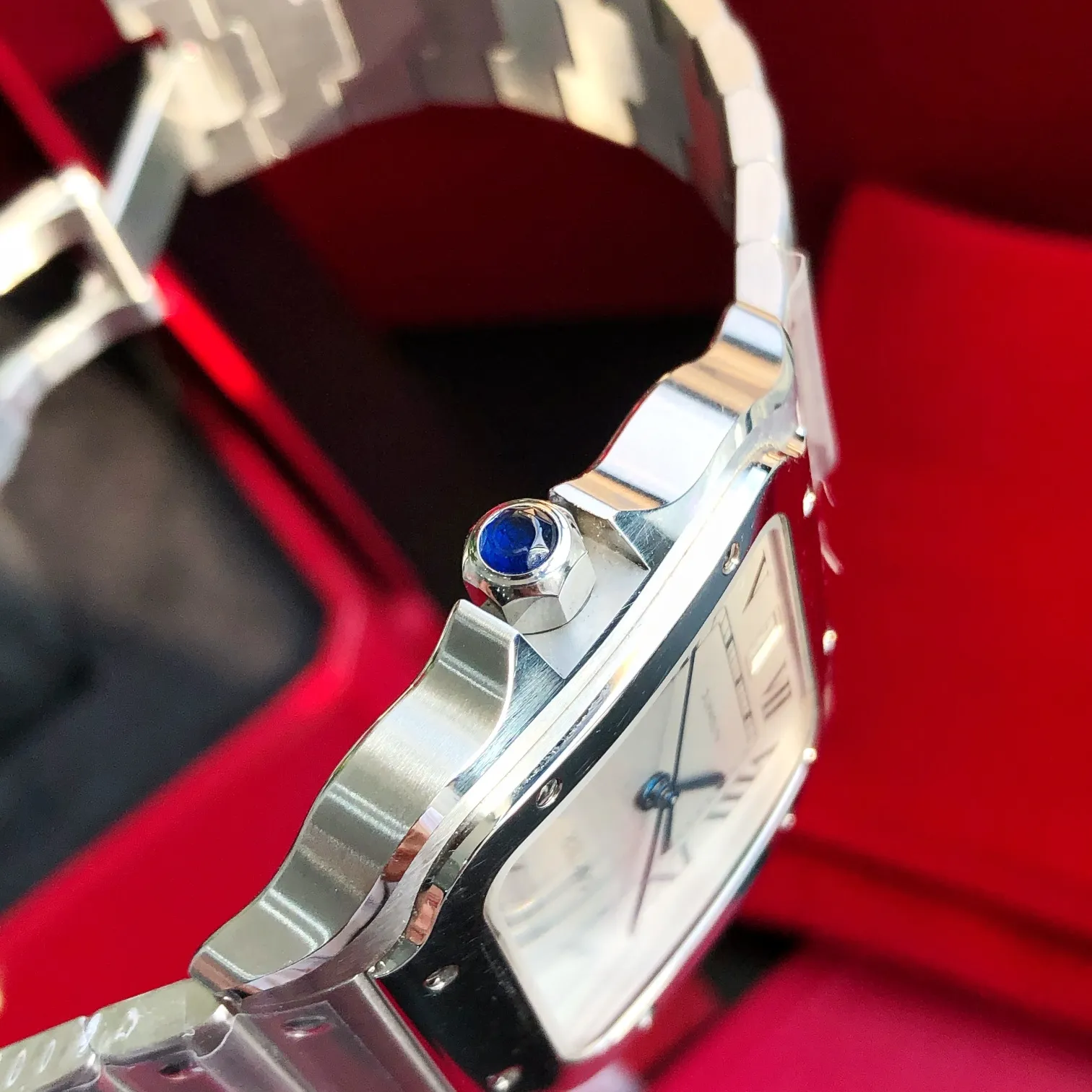 【High-end replica】💰1300! 【Customized all-in-one machine】💰1900! 【Top Replica】💰Private chat! The Cartier Santos de Cartier watch can be said to be the world's first real watch. It has a history of a hundred years. In 1904, Cartier launched a watch that could be worn on the wrist and named it after his close friend Santos. This is the origin of the Santos watch. The so-called "watches" at that time were just some "expedient" watches, which were pocket watches tied to the wrist, with the crown still at 12 o'clock! Santos' pioneering design places the crown at 3 o'clock and inlays a natural spinel on the crown. The blue light has captured the hearts of countless consumers to this day. What I bring to you today is the latest upgraded version of Santos in 2018. It has a new technology upgraded quick-release device. You can remove and remove the strap with just a tap of your bare hands without any tools. The patented technology is unique. It has a 40mm watch diameter, equipped with an imported movement, sapphire mirror, and 100m waterproof. The pictures were taken as top replica real shots!