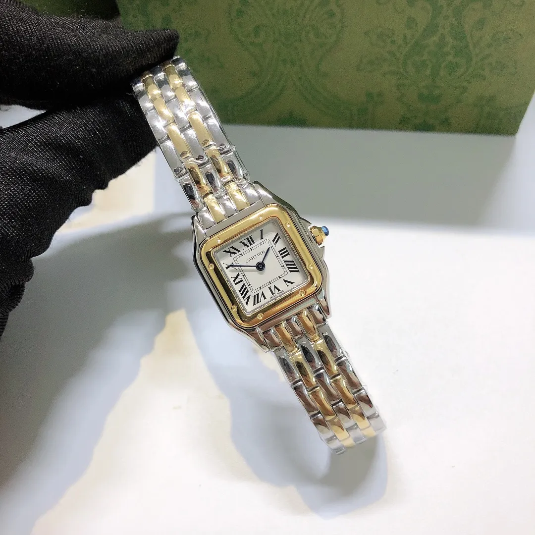 【Foreign trade import】💰1080! Cartier Panthère de Cartier cheetah watch, gorgeous and unruly, is the aesthetic style conveyed by Panthère de Cartier cheetah. Its lines are smooth, charming, soft and docile on the wrist, as if dancing on the skin. The unique shape highlights a mature, elegant, confident and attractive female image. The case is formed in one piece, with a size of 27mm for the medium size and 21mm for the small size. It is equipped with an original Swiss quartz movement, a 316L stainless steel case, a synthetic blue spinel on the crown, a silver-plated dial, and sword-shaped blue steel hands.