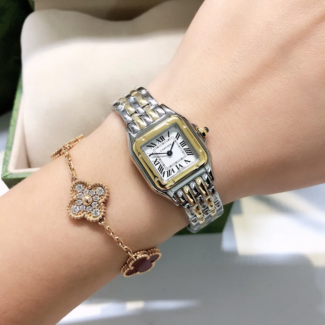 【Foreign trade import】💰1080! Cartier Panthère de Cartier cheetah watch, gorgeous and unruly, is the aesthetic style conveyed by Panthère de Cartier cheetah. Its lines are smooth, charming, soft and docile on the wrist, as if dancing on the skin. The unique shape highlights a mature, elegant, confident and attractive female image. The case is formed in one piece, with a size of 27mm for the medium size and 21mm for the small size. It is equipped with an original Swiss quartz movement, a 316L stainless steel case, a synthetic blue spinel on the crown, a silver-plated dial, and sword-shaped blue steel hands.