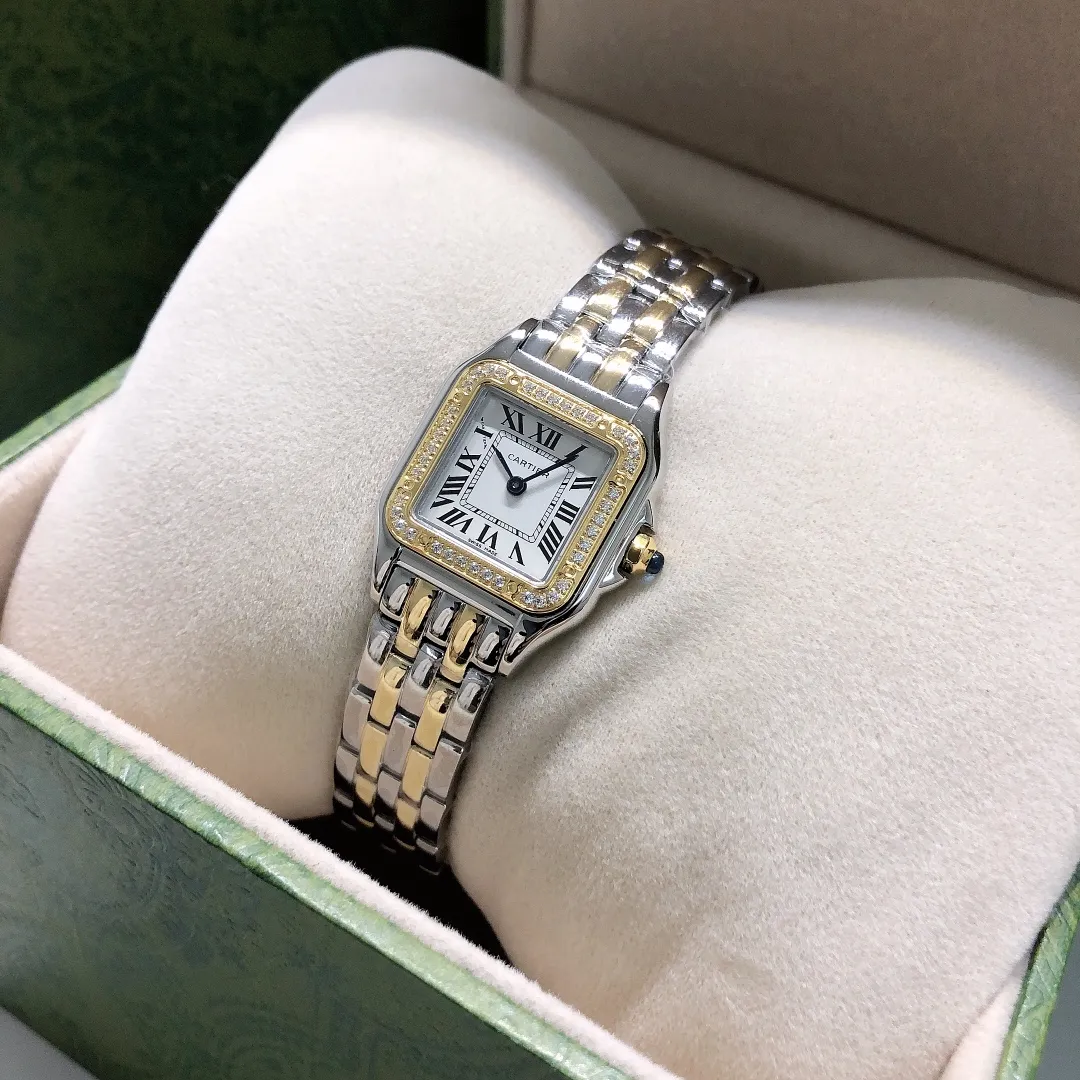 【Foreign trade import】💰1080! Cartier Panthère de Cartier cheetah watch, gorgeous and unruly, is the aesthetic style conveyed by Panthère de Cartier cheetah. Its lines are smooth, charming, soft and docile on the wrist, as if dancing on the skin. The unique shape highlights a mature, elegant, confident and attractive female image. The case is formed in one piece, with a size of 27mm for the medium size and 21mm for the small size. It is equipped with an original Swiss quartz movement, a 316L stainless steel case, a synthetic blue spinel on the crown, a silver-plated dial, and sword-shaped blue steel hands.