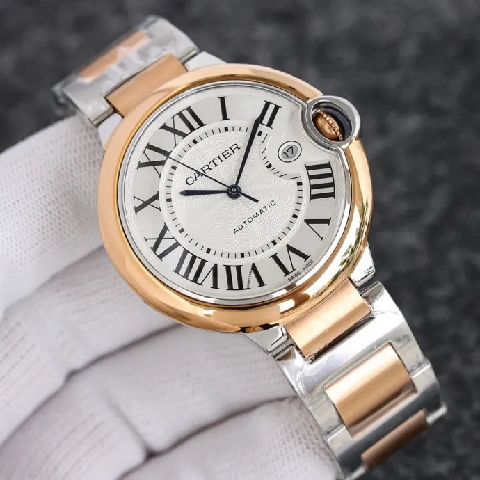 The 42 size upgraded version of the Taiwan factory is equipped with 2824 Ruijie, 1, dark yellow lettering, 2 baked blue hands, 3 original sand buckle, 4 centered handle, 5, obvious crescent. This series of watches is famous for its delicate style and elegant style in the Cartier watchmaking industry. Of course, this watch must have such characteristics. The color of the stainless steel case makes the watch as light as a balloon, and the blue crown seems to have disobediently deviated from the original planned trajectory, like a playful couple. The Roman numeral hour markers look retro and deep on the dial, decorated with guilloche patterns and sword-shaped hands. The entire watch gives people a delicate and considerate feel. Isn’t that what couples need? Waterdrop (fish eye bubble) sapphire glass mirror. Highly waterproof. Curved handle shape.