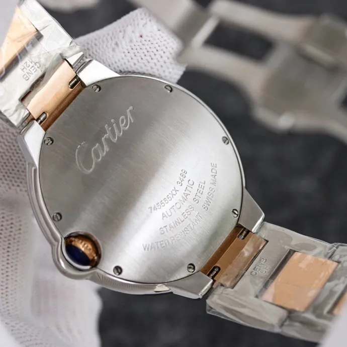 The 42 size upgraded version of the Taiwan factory is equipped with 2824 Ruijie, 1, dark yellow lettering, 2 baked blue hands, 3 original sand buckle, 4 centered handle, 5, obvious crescent. This series of watches is famous for its delicate style and elegant style in the Cartier watchmaking industry. Of course, this watch must have such characteristics. The color of the stainless steel case makes the watch as light as a balloon, and the blue crown seems to have disobediently deviated from the original planned trajectory, like a playful couple. The Roman numeral hour markers look retro and deep on the dial, decorated with guilloche patterns and sword-shaped hands. The entire watch gives people a delicate and considerate feel. Isn’t that what couples need? Waterdrop (fish eye bubble) sapphire glass mirror. Highly waterproof. Curved handle shape.