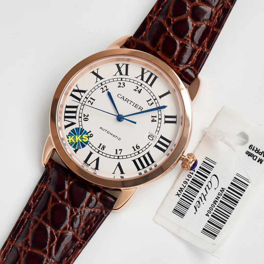 【Top replica】💰2900! Cartier London's new work at the Basel Fair CARTIER London starry SOLO series men's model, genuine open mold, 1, [Case] ​​316 stainless steel, CNC deep processing handle inlaid with the same white spinel as the genuine product, Mohs hardness reaches level 9, equipped with a sapphire scratch-resistant mirror! 2. [Inlay] The bezel is made of imported Czech diamonds, with top cutting technology, uniform size, and perfect hand-made inlay. 3. [Size] The size of 42mm*9mm is not only exquisite and elegant, but also practical, suitable for various clothing occasions. 4. [Movement] Using Swiss 2836 movement, original sealed bottom cover! Good stability! 5. [Strap] Paired with original imported Italian crocodile leather pattern 6. [Details] The three-pin model uses the same easy-to-use one-button ear-opening function as the original! This is the darling of the luxury trend. It is a watch worthy of collection by men. You must look for the original grilled steel blue hands of this top version and the engraved code under the independent balance wheel!