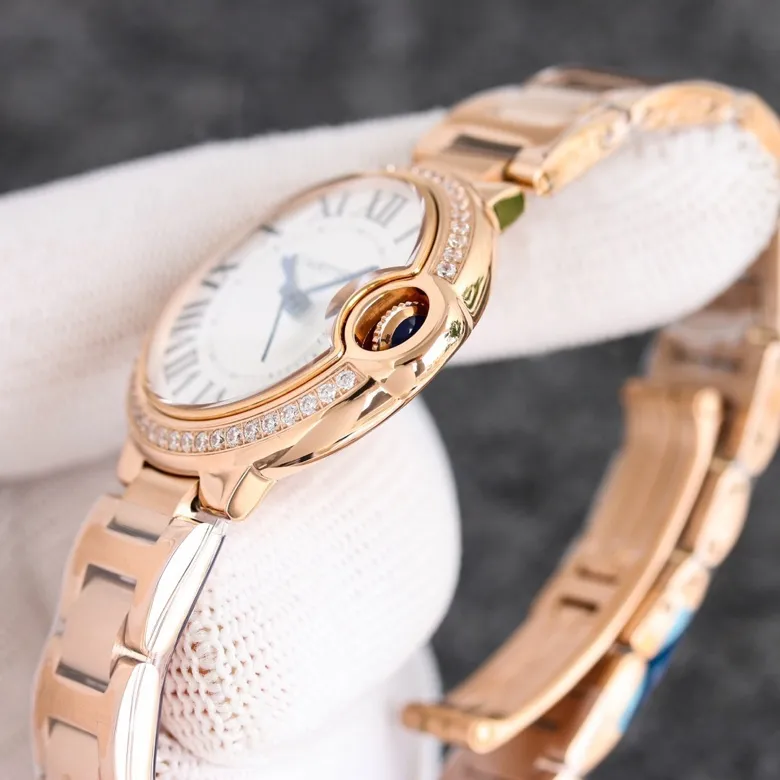 【Taiwan Factory】💰1920! 【Top replica】💰2900! Taiwan Factory Blue Balloon produces a series of Swiss quartz watches with complete sizes of 36mm, 33mm, and 28mm. This series of watches is famous for its delicate style and elegant style in the Cartier watchmaking industry. Of course, this watch must have such characteristics. The color of the stainless steel case makes the watch as light as a balloon, and the blue crown seems to have disobediently deviated from the original planned trajectory, like a playful couple. The Roman numerals on the dial look retro and deep, decorated with guilloche patterns and sword-shaped hands. The entire watch gives people a delicate and considerate feel. Isn’t this what couples need? Built-in: imported Swiss quartz movement, water drop (fish eye bubble) sapphire mirror, highly waterproof, burnt steel blue pointer color, curvature shape of the crown