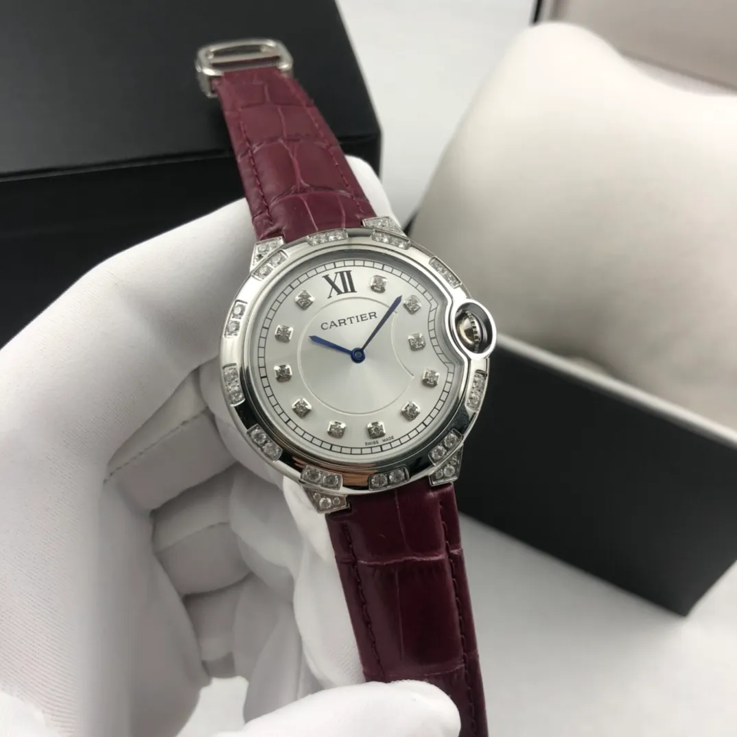 【Foreign trade import】💰840! Cartier - [CARTIER Blue Balloon Series Goddess Watch is very popular among goddesses. The 316L stainless steel case is inlaid with Czech high-shine diamonds. The clean Roman and diamond stud brushed metal dial shows a simple temperament. The imported quartz movement, the latest and most pink color is super white, and the appearance and temperament are amazing! Original folding clasp, size: 36mm