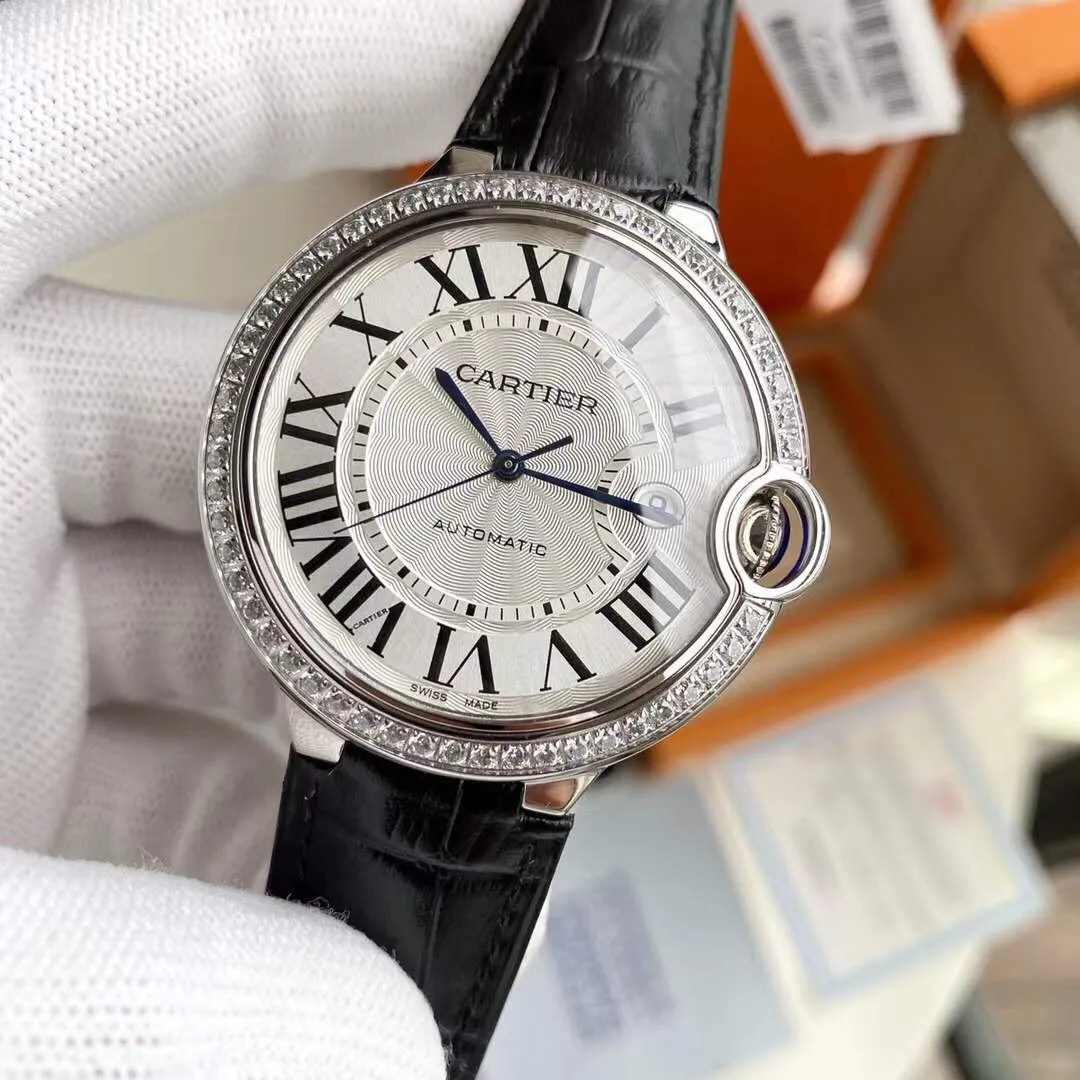 Cartier Blue Balloon series, this series of watches is famous for its delicate style and elegant style in Cartier watchmaking industry. Of course, this watch must have such characteristics. The color of the stainless steel case makes the watch as light as a balloon, and the blue crown seems to have disobediently deviated from the original planned trajectory, like a playful couple. The Roman numerals on the dial look retro and deep, decorated with guilloche patterns and sword-shaped hands. The entire watch gives people a delicate and considerate feel. Isn’t this what couples need? Sapphire glass mirror, highly waterproof, burnt steel blue pointer color, crown curvature🎈