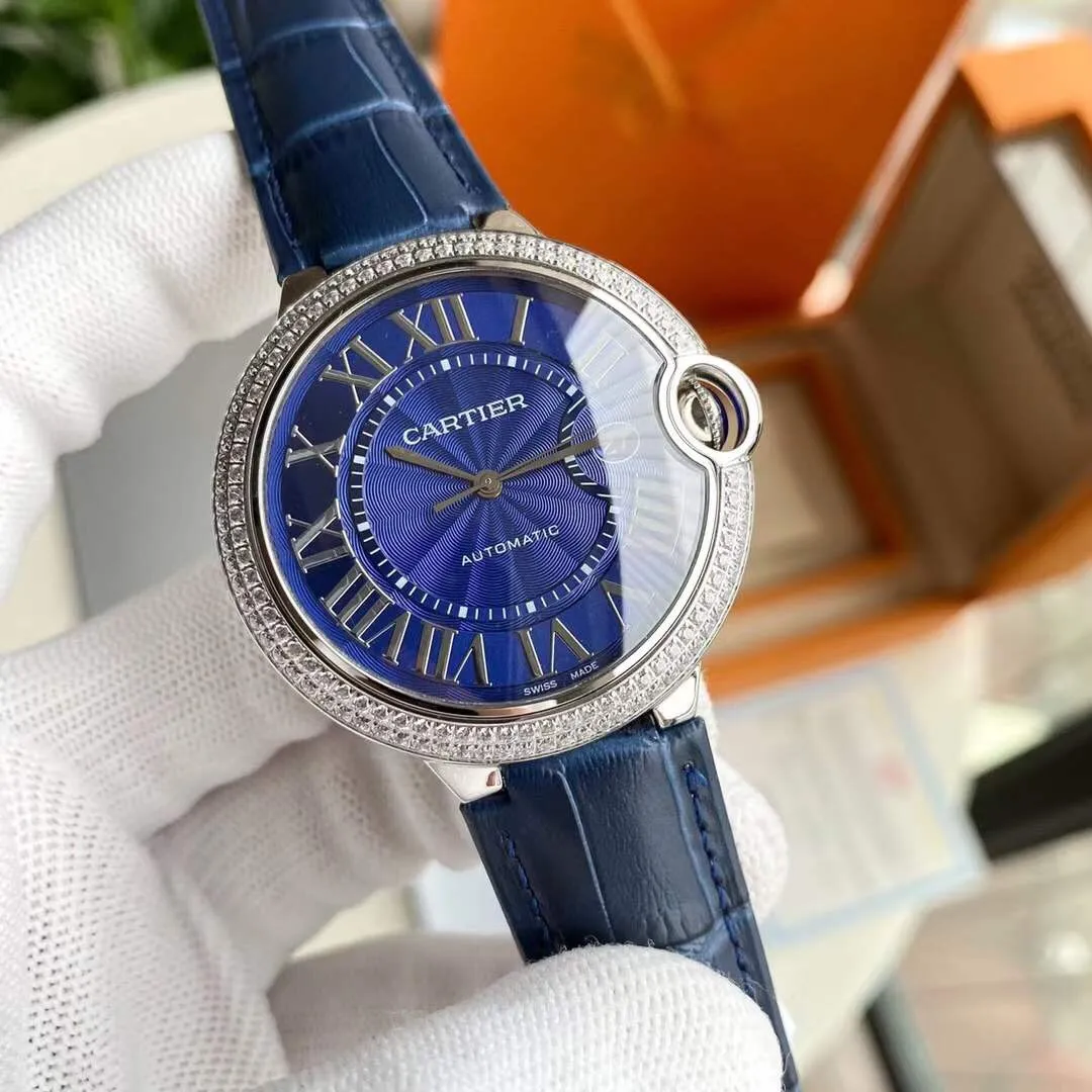 Cartier Blue Balloon series, this series of watches is famous for its delicate style and elegant style in Cartier watchmaking industry. Of course, this watch must have such characteristics. The color of the stainless steel case makes the watch as light as a balloon, and the blue crown seems to have disobediently deviated from the original planned trajectory, like a playful couple. The Roman numerals on the dial look retro and deep, decorated with guilloche patterns and sword-shaped hands. The entire watch gives people a delicate and considerate feel. Isn’t this what couples need? Sapphire glass mirror, highly waterproof, burnt steel blue pointer color, crown curvature🎈