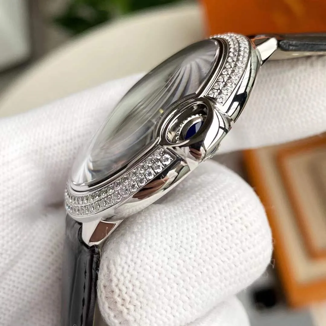 Cartier Blue Balloon series, this series of watches is famous for its delicate style and elegant style in Cartier watchmaking industry. Of course, this watch must have such characteristics. The color of the stainless steel case makes the watch as light as a balloon, and the blue crown seems to have disobediently deviated from the original planned trajectory, like a playful couple. The Roman numerals on the dial look retro and deep, decorated with guilloche patterns and sword-shaped hands. The entire watch gives people a delicate and considerate feel. Isn’t this what couples need? Sapphire glass mirror, highly waterproof, burnt steel blue pointer color, crown curvature🎈