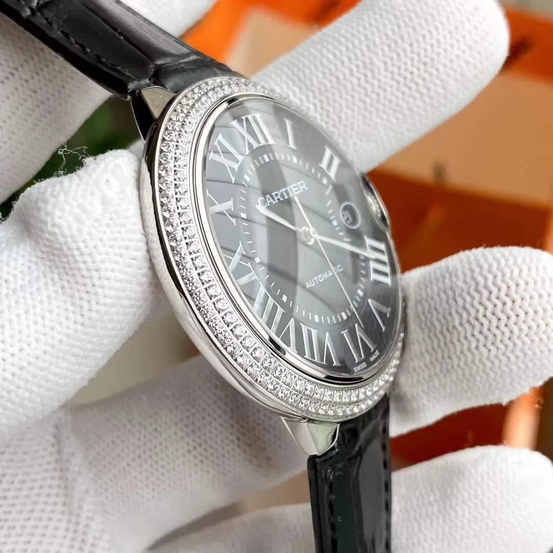 Cartier Blue Balloon series, this series of watches is famous for its delicate style and elegant style in Cartier watchmaking industry. Of course, this watch must have such characteristics. The color of the stainless steel case makes the watch as light as a balloon, and the blue crown seems to have disobediently deviated from the original planned trajectory, like a playful couple. The Roman numerals on the dial look retro and deep, decorated with guilloche patterns and sword-shaped hands. The entire watch gives people a delicate and considerate feel. Isn’t this what couples need? Sapphire glass mirror, highly waterproof, burnt steel blue pointer color, crown curvature🎈