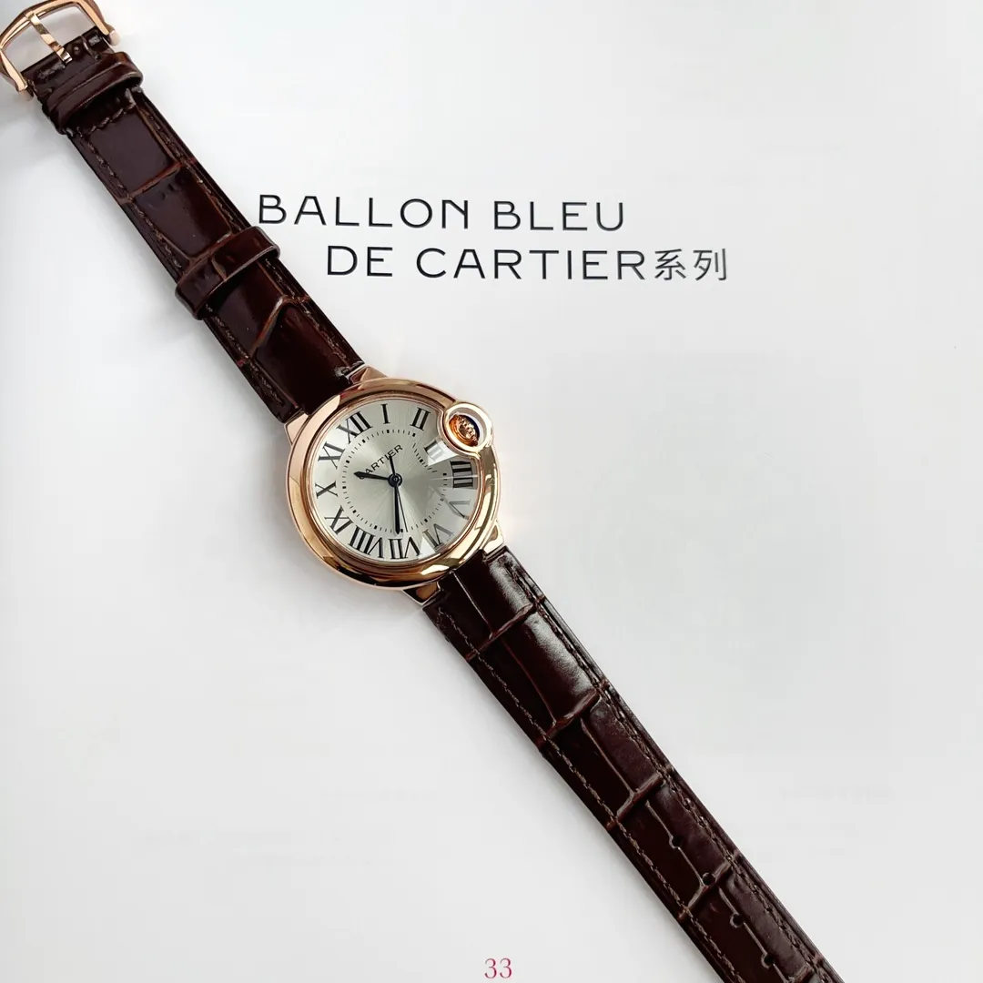 【Taiwan Factory】💰1720! 【Top replica】💰2500! Ballon Bleude Cartier Cartier blue balloon watch, imported Swiss quartz movement, haze silver sunburst surface, imported Italian calfskin strap, traditional K gold fire stamp pin buckle, quenched steel blue hands, spherical fisheye sapphire mirror, dial size 33mm, this picture is a real shot taken by the Taiwan factory!