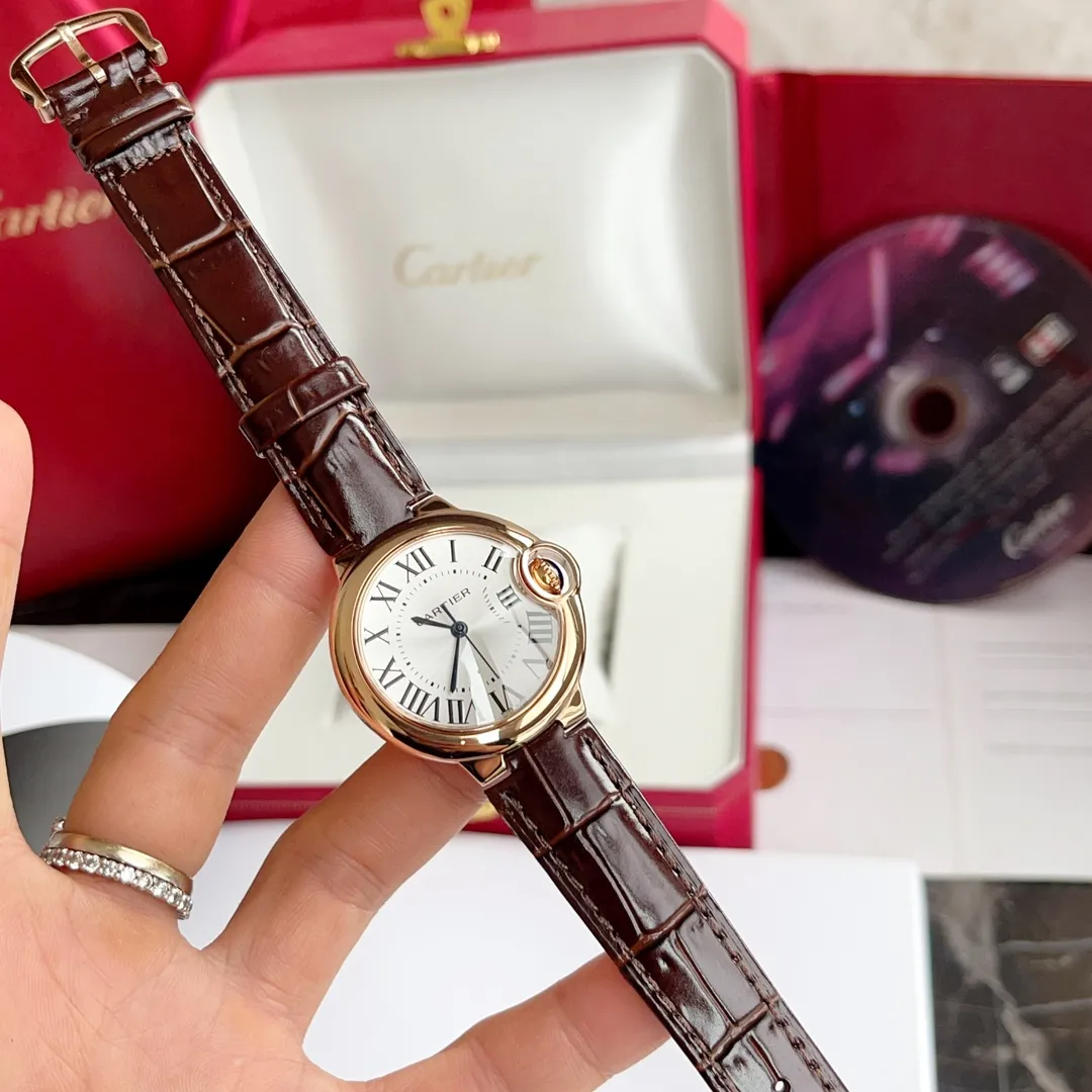 【Taiwan Factory】💰1720! 【Top replica】💰2500! Ballon Bleude Cartier Cartier blue balloon watch, imported Swiss quartz movement, haze silver sunburst surface, imported Italian calfskin strap, traditional K gold fire stamp pin buckle, quenched steel blue hands, spherical fisheye sapphire mirror, dial size 33mm, this picture is a real shot taken by the Taiwan factory!