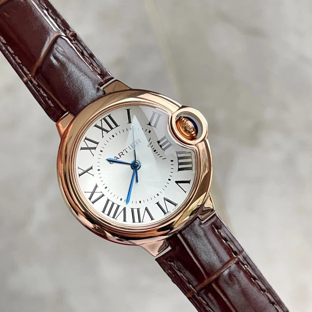 【Taiwan Factory】💰1720! 【Top replica】💰2500! Ballon Bleude Cartier Cartier blue balloon watch, imported Swiss quartz movement, haze silver sunburst surface, imported Italian calfskin strap, traditional K gold fire stamp pin buckle, quenched steel blue hands, spherical fisheye sapphire mirror, dial size 33mm, this picture is a real shot taken by the Taiwan factory!