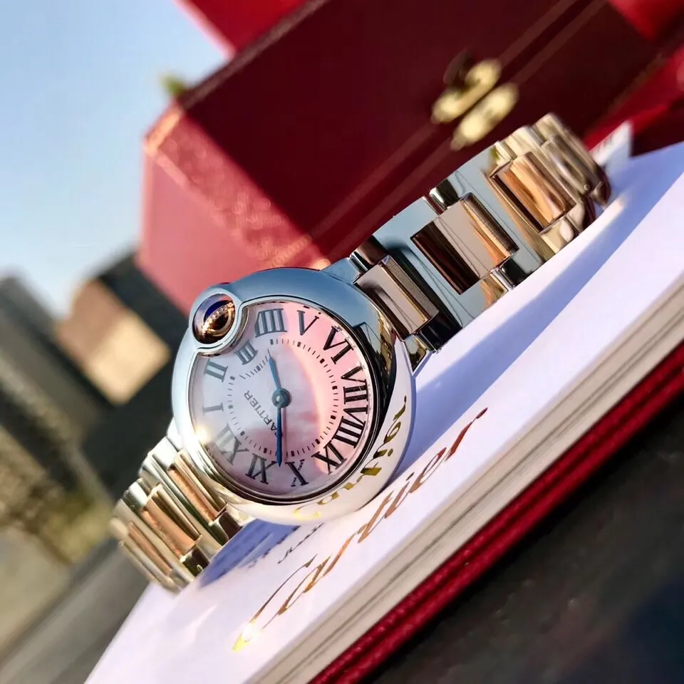 Cartier Blue Balloon 18k electroplated rose gold pink mother-of-pearl face 28mm arrives! Big news coming‼ Through connections, I obtained a batch of blue balloons seized by customs! One of the hottest styles in the world! A classic that can carry the years and never go out of style! Exclusive channel! The rhythm of selling one piece and one piece less! The movement is quartz. Cartier, the world's top jewelry and watch brand, has produced many classics in its long brand history, such as legendary series of watches such as Santos and Tank. The most popular style of Cartier watches in recent years is undoubtedly the Ballon Bleu. With its ultra-thin body and light texture, the ultra-thin watch interprets the usual elegance of the Blue Balloon watch series to the extreme.