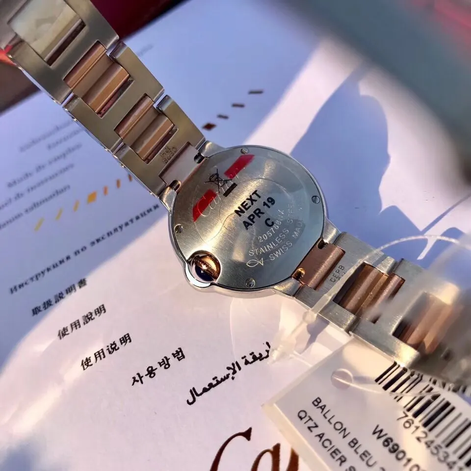 Cartier Blue Balloon 18k electroplated rose gold pink mother-of-pearl face 28mm arrives! Big news coming‼ Through connections, I obtained a batch of blue balloons seized by customs! One of the hottest styles in the world! A classic that can carry the years and never go out of style! Exclusive channel! The rhythm of selling one piece and one piece less! The movement is quartz. Cartier, the world's top jewelry and watch brand, has produced many classics in its long brand history, such as legendary series of watches such as Santos and Tank. The most popular style of Cartier watches in recent years is undoubtedly the Ballon Bleu. With its ultra-thin body and light texture, the ultra-thin watch interprets the usual elegance of the Blue Balloon watch series to the extreme.