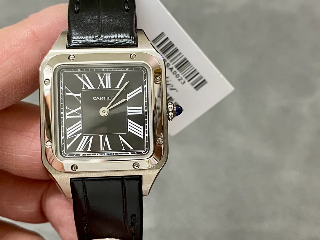 【High-end replica】💰1160! 【Taiwan Factory】💰1720! 【Top Replica】💰Private chat! Cartier's classic work, the Cartier Santos. Dumont series, has a smooth silhouette, simple and elegant shape, and is very in line with the trendy taste of contemporary gentlemen. Large watch diameter: 46.6*33.9mm, medium watch diameter: 43.5*31.4mm, small watch diameter: 38*27.5mm; Swiss quartz movement Compared with round watches, square watches have sharp edges and corners The design is particularly unique, and when it comes to classics among square watches, Cartier's Santos is naturally on the list. The Santos watch is not only a model among square watches, but is also considered "the world's first modern watch." The birth of the Santos series of watches is full of legend. At that time, Louis Cartier created a watch that could be worn on the hand for his friend, Brazilian pilot Alberto Santos Dumont, to facilitate checking the time during flight. The first modern wristwatch in history came into being. This watch is made of fine steel. The frosted dial is equipped with sword-shaped blue steel hands and classic Roman numeral time scales. It is classic and durable. The outer ring of the Roman numerals is a track scale, which adds some retro features to the watch dial. There are 8 screws on the bezel, which is very recognizable. The side is brushed and the bezel is polished, making it suitable for both formal wear and casual style. The case has a slight curvature, which fits the wrist perfectly and is very comfortable to wear; the crown is a blue natural spinel, and the Italian calfskin strap matches the blue round gemstone inlaid on the crown, giving the overall look an elegant and refined gentlemanly temperament. The pictures were taken as top replica real shots!
