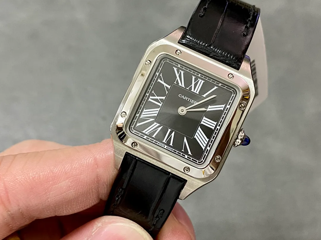 【High-end replica】💰1160! 【Taiwan Factory】💰1720! 【Top Replica】💰Private chat! Cartier's classic work, the Cartier Santos. Dumont series, has a smooth silhouette, simple and elegant shape, and is very in line with the trendy taste of contemporary gentlemen. Large watch diameter: 46.6*33.9mm, medium watch diameter: 43.5*31.4mm, small watch diameter: 38*27.5mm; Swiss quartz movement Compared with round watches, square watches have sharp edges and corners The design is particularly unique, and when it comes to classics among square watches, Cartier's Santos is naturally on the list. The Santos watch is not only a model among square watches, but is also considered "the world's first modern watch." The birth of the Santos series of watches is full of legend. At that time, Louis Cartier created a watch that could be worn on the hand for his friend, Brazilian pilot Alberto Santos Dumont, to facilitate checking the time during flight. The first modern wristwatch in history came into being. This watch is made of fine steel. The frosted dial is equipped with sword-shaped blue steel hands and classic Roman numeral time scales. It is classic and durable. The outer ring of the Roman numerals is a track scale, which adds some retro features to the watch dial. There are 8 screws on the bezel, which is very recognizable. The side is brushed and the bezel is polished, making it suitable for both formal wear and casual style. The case has a slight curvature, which fits the wrist perfectly and is very comfortable to wear; the crown is a blue natural spinel, and the Italian calfskin strap matches the blue round gemstone inlaid on the crown, giving the overall look an elegant and refined gentlemanly temperament. The pictures were taken as top replica real shots!