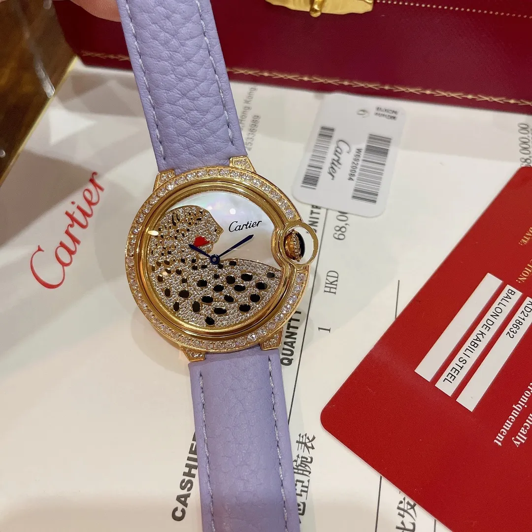 【High-end replica】💰1240! Real shot of Cartier women's watch🆕Lavender purple pebbled leather, romantic and mysterious color☑️a symbol of good taste! Rare color 💜The saturation of the pebbled leather is just right. The delicate sheepskin is super soft and comfortable to wear. The key is that it is super fresh. The Cartier blue balloon gold diamond leopard face🌃is full of luxury and nobility. The real thing is super beautiful💋Swiss quartz size 36mm. Look for the exclusive color. Highly recommended to buy!
