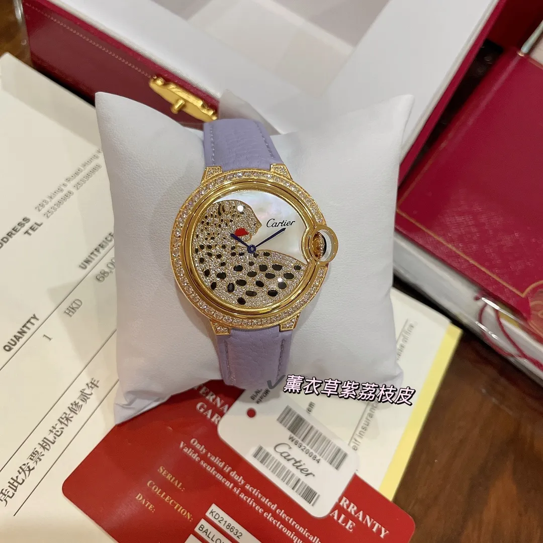 【High-end replica】💰1240! Real shot of Cartier women's watch🆕Lavender purple pebbled leather, romantic and mysterious color☑️a symbol of good taste! Rare color 💜The saturation of the pebbled leather is just right. The delicate sheepskin is super soft and comfortable to wear. The key is that it is super fresh. The Cartier blue balloon gold diamond leopard face🌃is full of luxury and nobility. The real thing is super beautiful💋Swiss quartz size 36mm. Look for the exclusive color. Highly recommended to buy!