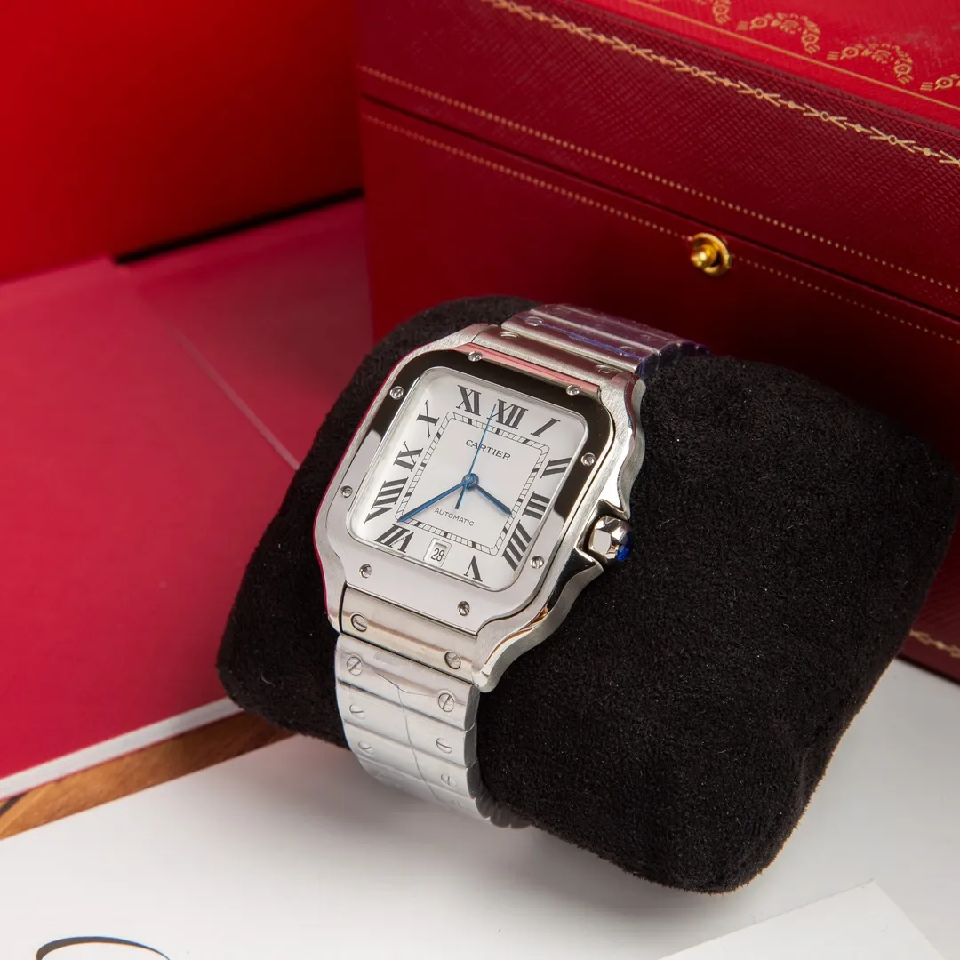 【High-end replica】💰1300! 【Customized all-in-one machine】💰1900! 【Top Replica】💰Private chat! The Cartier Santos de Cartier watch can be said to be the world's first real watch. It has a history of a hundred years. In 1904, Cartier launched a watch that could be worn on the wrist and named it after his close friend Santos. This is the origin of the Santos watch. The so-called "watches" at that time were just some "expedient" watches, which were pocket watches tied to the wrist, with the crown still at 12 o'clock! Santos' pioneering design places the crown at 3 o'clock and inlays a natural spinel on the crown. The blue light has captured the hearts of countless consumers to this day. What I bring to you today is the latest upgraded model of Santos in 2018. It has a new technology upgraded quick-release device. You can remove and remove the strap with just a tap of your hands without any tools. The patented technology is unique, 40mm watch diameter, equipped with original SW200 movement, sapphire glass, 100m waterproof, and shipped with the latest black box from the counter! Great gift for personal use