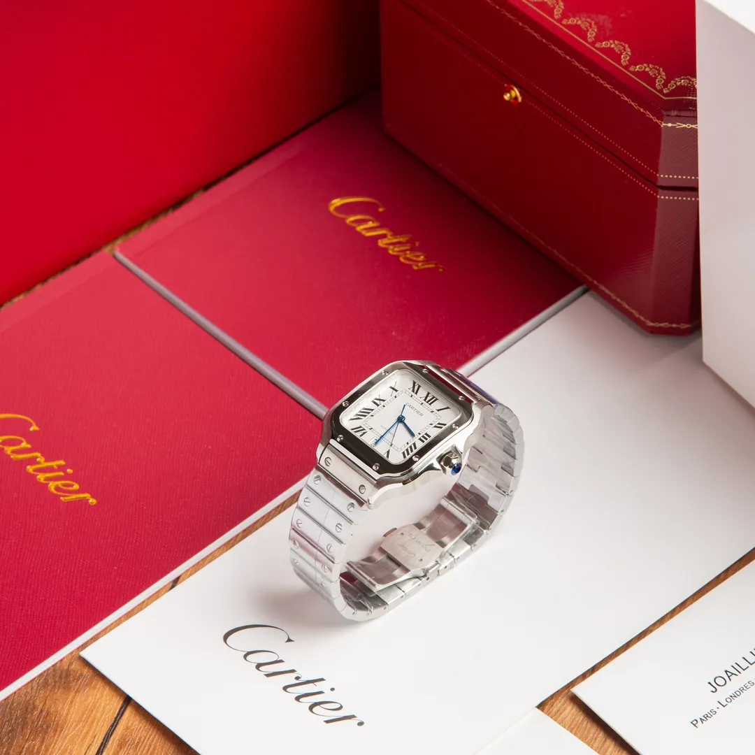【High-end replica】💰1300! 【Customized all-in-one machine】💰1900! 【Top Replica】💰Private chat! The Cartier Santos de Cartier watch can be said to be the world's first real watch. It has a history of a hundred years. In 1904, Cartier launched a watch that could be worn on the wrist and named it after his close friend Santos. This is the origin of the Santos watch. The so-called "watches" at that time were just some "expedient" watches, which were pocket watches tied to the wrist, with the crown still at 12 o'clock! Santos' pioneering design places the crown at 3 o'clock and inlays a natural spinel on the crown. The blue light has captured the hearts of countless consumers to this day. What I bring to you today is the latest upgraded model of Santos in 2018. It has a new technology upgraded quick-release device. You can remove and remove the strap with just a tap of your hands without any tools. The patented technology is unique, 40mm watch diameter, equipped with original SW200 movement, sapphire glass, 100m waterproof, and shipped with the latest black box from the counter! Great gift for personal use