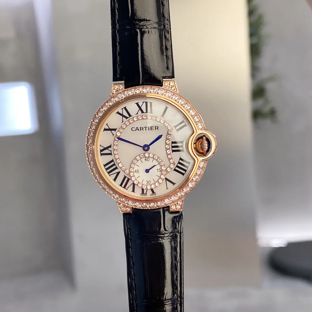 【High-end replica】💰1160! Cartier women's watch High-end limited edition, luxurious and noble temperament, it has to be [love], Cartier women's blue balloon luxury series, quartz watches are shipped in the same color [color], the sun, moon and stars are displayed in a large frame, the starry sky is running, time flows, special process cutting diamonds 💎 inlaid ring, personality, perfect, equipped with original imported quartz movement, accurate travel time, Cartier original snap buckle, diameter 36mm, thickness 8mm "Please look for the exclusive background to shoot the details"