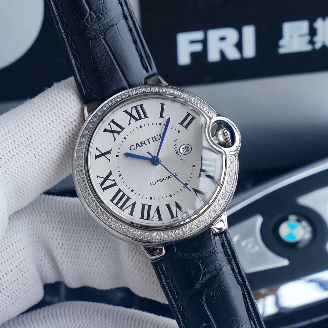 Cartier Blue Balloon series, this series of watches is famous for its delicate style and elegant style in Cartier watchmaking industry. Of course, this watch must have such characteristics. The color of the stainless steel case makes the watch as light as a balloon, and the blue crown seems to have disobediently deviated from the original planned trajectory, like a playful couple. The Roman numerals on the dial look retro and deep, decorated with guilloche patterns and sword-shaped hands. The entire watch gives people a delicate and considerate feel. Isn’t this what couples need? Built-in: Japanese Citizen fully automatic machine, water drop (fish eye bubble) sapphire glass mirror, highly waterproof, burnt steel blue pointer color, head curvature⚠Please look for exclusive quality
