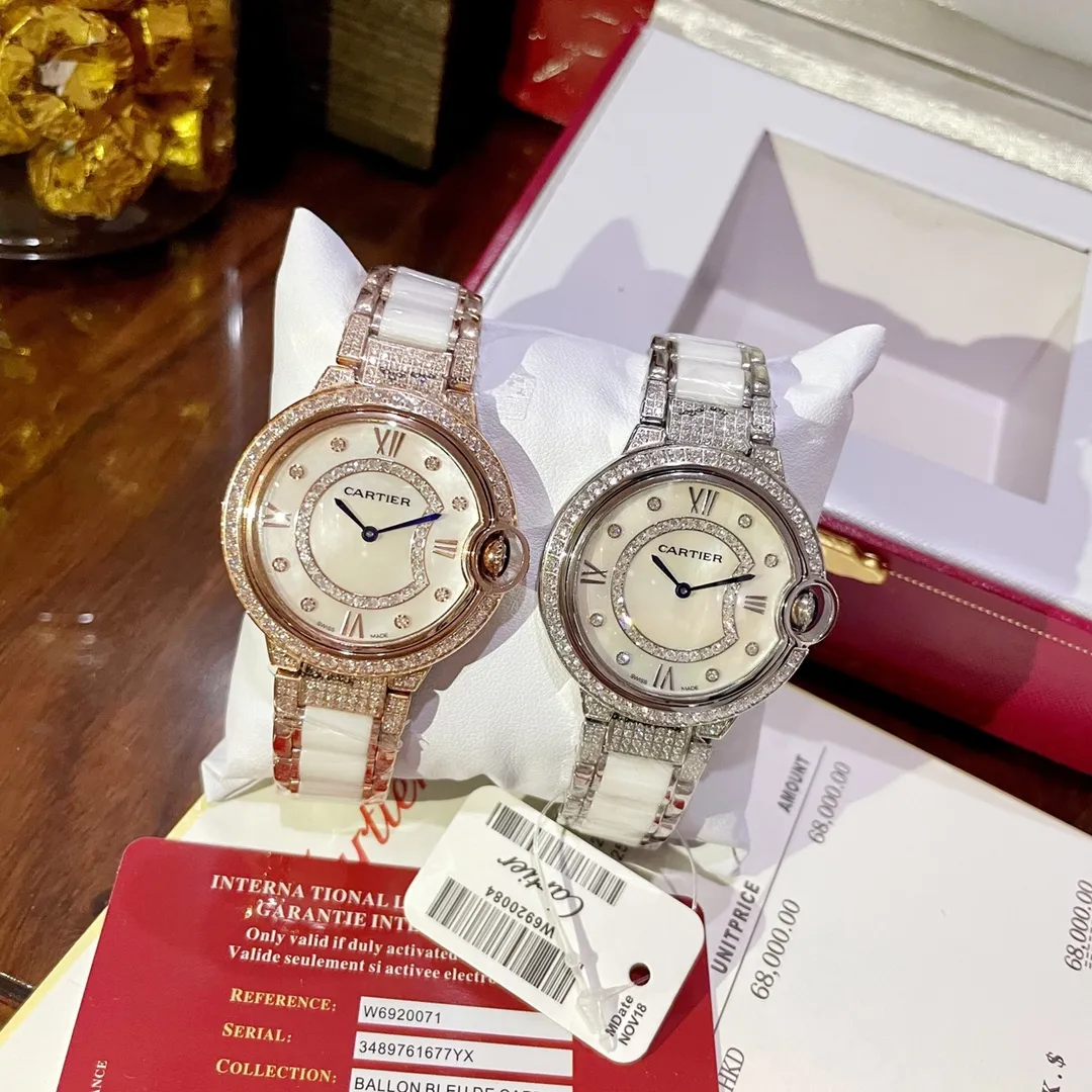 【Top replica】💰1920! New new Cartier blue balloon series! Single row of diamonds and square diamonds💎Luxury version The latest jewelry design style with diamonds and real nails✨Shell face diamond dial, showing a luxurious effect. The real thing is super beautiful💋Swiss quartz movement size 36mm. The diamond-set inner ring is the most important decorative element, allowing light to penetrate the diamonds from more angles, creating a dazzling visual effect, reflecting the noble and elegant temperament, highly recommended⭐️