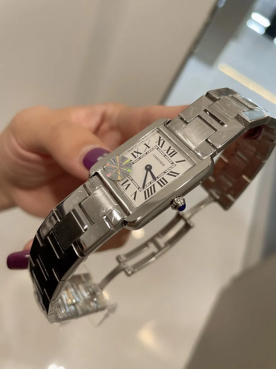 【Foreign trade import】💰1040! Cartier Tank Solo watch, high quality original model of this edition, Swiss stone movement. Fine watch steel case, round bead crown, inlaid with a convex circle to form a spinel, silver-plated bead disc, Roman numeral hour markers, sword-shaped steel blue hands, sapphire crystal, stainless steel strap, with original frosted buckle. Watch size: small 31 x 24.4 mm, medium 34.8 x 27.4 mm, large 40.85 x 31 mm.