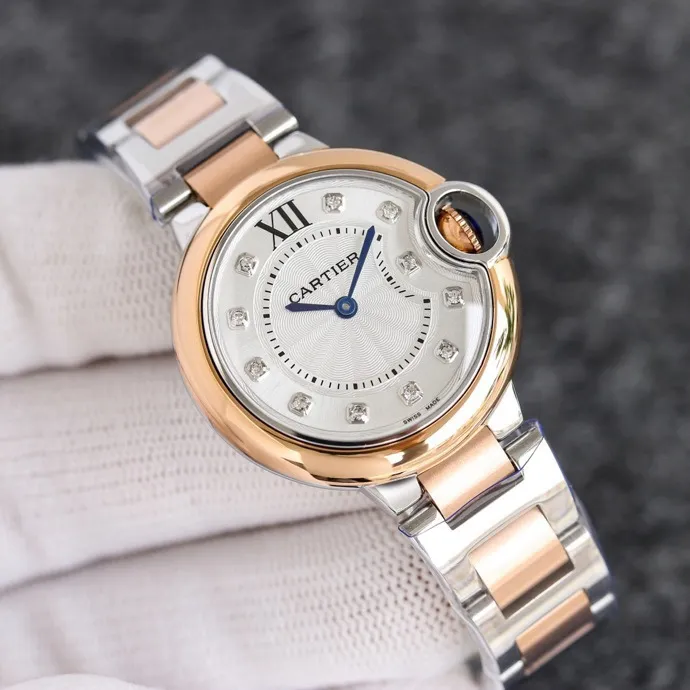 【Taiwan Factory】💰1920! 【Top replica】💰2900! Taiwan Factory Blue Balloon produces a series of Swiss quartz watches with complete sizes of 36mm, 33mm, and 28mm. This series of watches is famous for its delicate style and elegant style in the Cartier watchmaking industry. Of course, this watch must have such characteristics. The color of the stainless steel case makes the watch as light as a balloon, and the blue crown seems to have disobediently deviated from the original planned trajectory, like a playful couple. The Roman numerals on the dial look retro and deep, decorated with guilloche patterns and sword-shaped hands. The entire watch gives people a delicate and considerate feel. Isn’t this what couples need? Built-in: imported Swiss quartz movement, water drop (fish eye bubble) sapphire mirror, highly waterproof, burnt steel blue pointer color, curvature shape of the crown