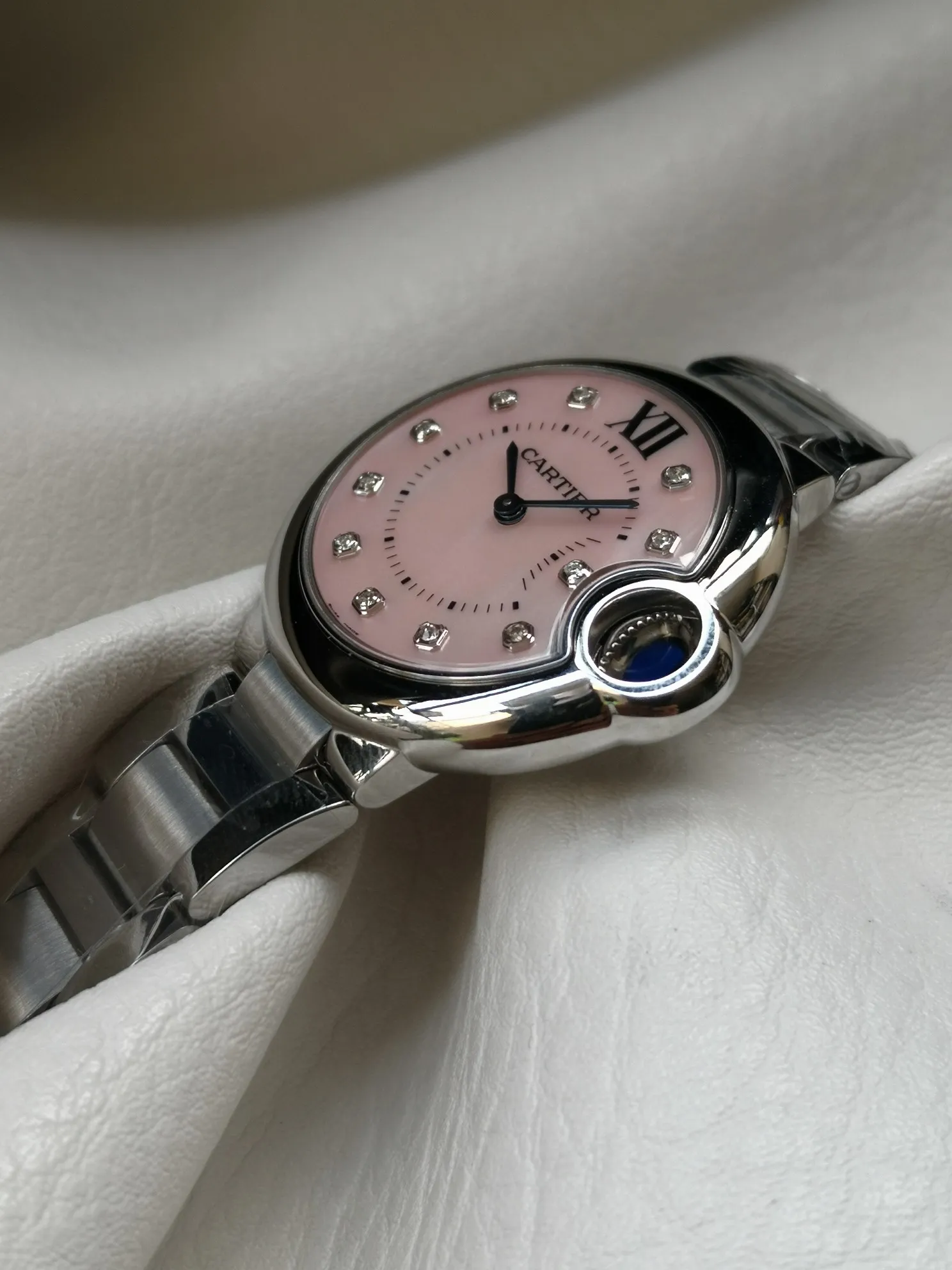 【High-end replica】💰1120! Taiwan factory 💰1720! Top replica 💰Private chat! Cartier Blue Balloon series watch (guilloché dial, sword-shaped blue steel hands, quartz, 33mm), pays tribute to the retrograde, God bless the world! This picture was taken as a top-notch replica!