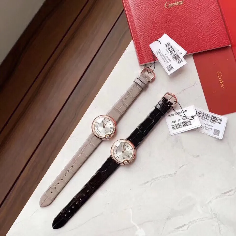 【Foreign trade import】💰1160! Cartier Ballon Blanc de Cartier series! Size 30mm! Counter genuine synchronized version! My family bought the genuine product from a counter with more than 8w of real gold and silver! The quality is definitely not fooled! Welcome everyone to compare the genuine products! I fell in love with the white balloon at first sight! "Haze Gray" is super white! The biggest difference between the white balloon and the blue balloon is that there is a rhombus diamond in the fourth position! The low-key leather strap complements the luster of the electroplated 18k rose gold dial! The latest styles from the counter will not be as popular as blue balloons! Let me explain the key points! Teach you how to distinguish junk versions on the market! (1) Swiss Ronda quartz movement ➕ Cartier dedicated deck. Don’t be afraid to open the bottom cover to inspect the goods! (2) The crown at 4 o'clock is set with a 0.14 carat diamond! The color perfectly restores the real diamond! Rhombus-shaped diamonds are different from ordinary zircons on the market! (3) Silver Roman font, not blue! The grilled blue needle hands have also been changed to rose gold! (4) In terms of watch straps, we also spend a lot of money to achieve genuine 1:1 quality. There are two options: Italian cowhide and American crocodile leather. Personal opinion! White balloons really look better than blue balloons! To her! I started with looks! Loyal to quality!