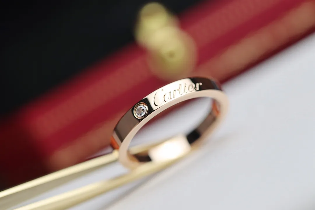 【Purchase Level】💰220 each! @rtier signature Cartier ring. Compared with the LOVE series, this Cartier signature ring has a smart signature that is more delicate and charming. It is suitable for girls to wear. Inlaid with a diamond brings a precious feeling. Many couples also use this ring as a wedding ring to set their lifelong happiness. We use CNC technology for this ring. Its color ratio is inspected by a high-precision color discriminator. The color is consistent inside and outside when cut. Cartier single diamond ring