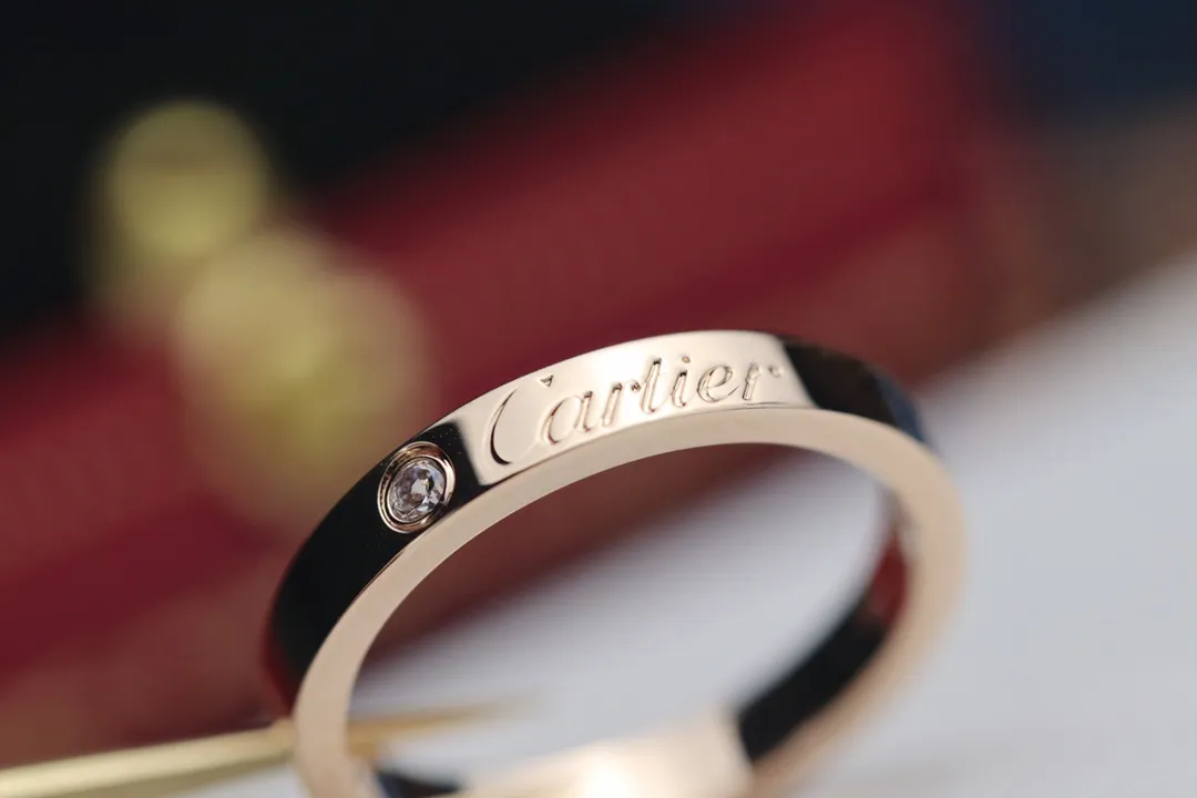 【Purchase Level】💰220 each! @rtier signature Cartier ring. Compared with the LOVE series, this Cartier signature ring has a smart signature that is more delicate and charming. It is suitable for girls to wear. Inlaid with a diamond brings a precious feeling. Many couples also use this ring as a wedding ring to set their lifelong happiness. We use CNC technology for this ring. Its color ratio is inspected by a high-precision color discriminator. The color is consistent inside and outside when cut. Cartier single diamond ring
